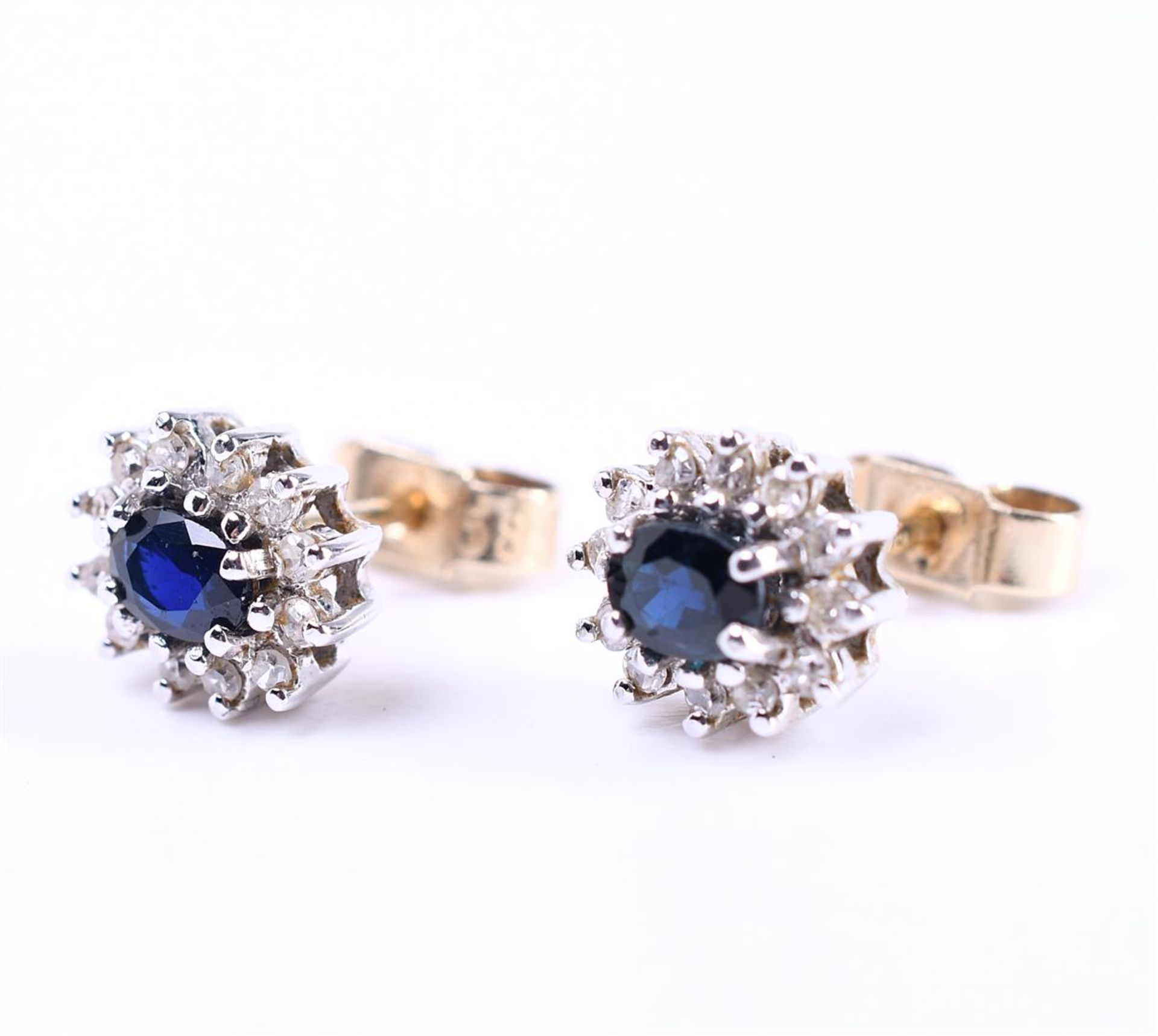 14 carat yellow gold women's entourage ear studs, each set with an oval cut blue sapphire  - Bild 2 aus 4