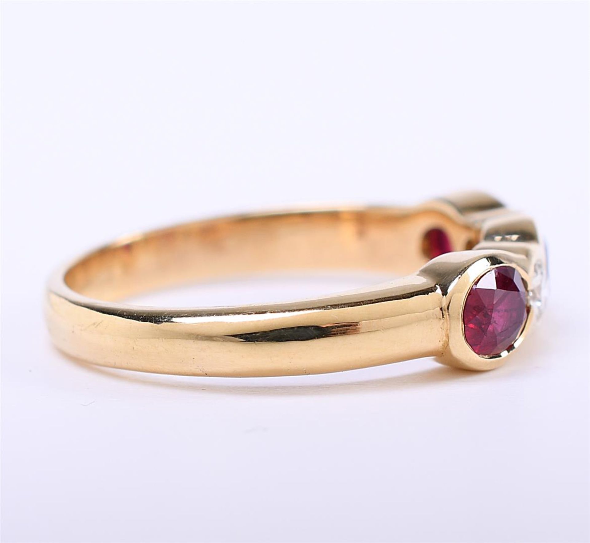 18 carat yellow gold ladies ring set with approximately 3 x oval cut rubies - Image 4 of 5