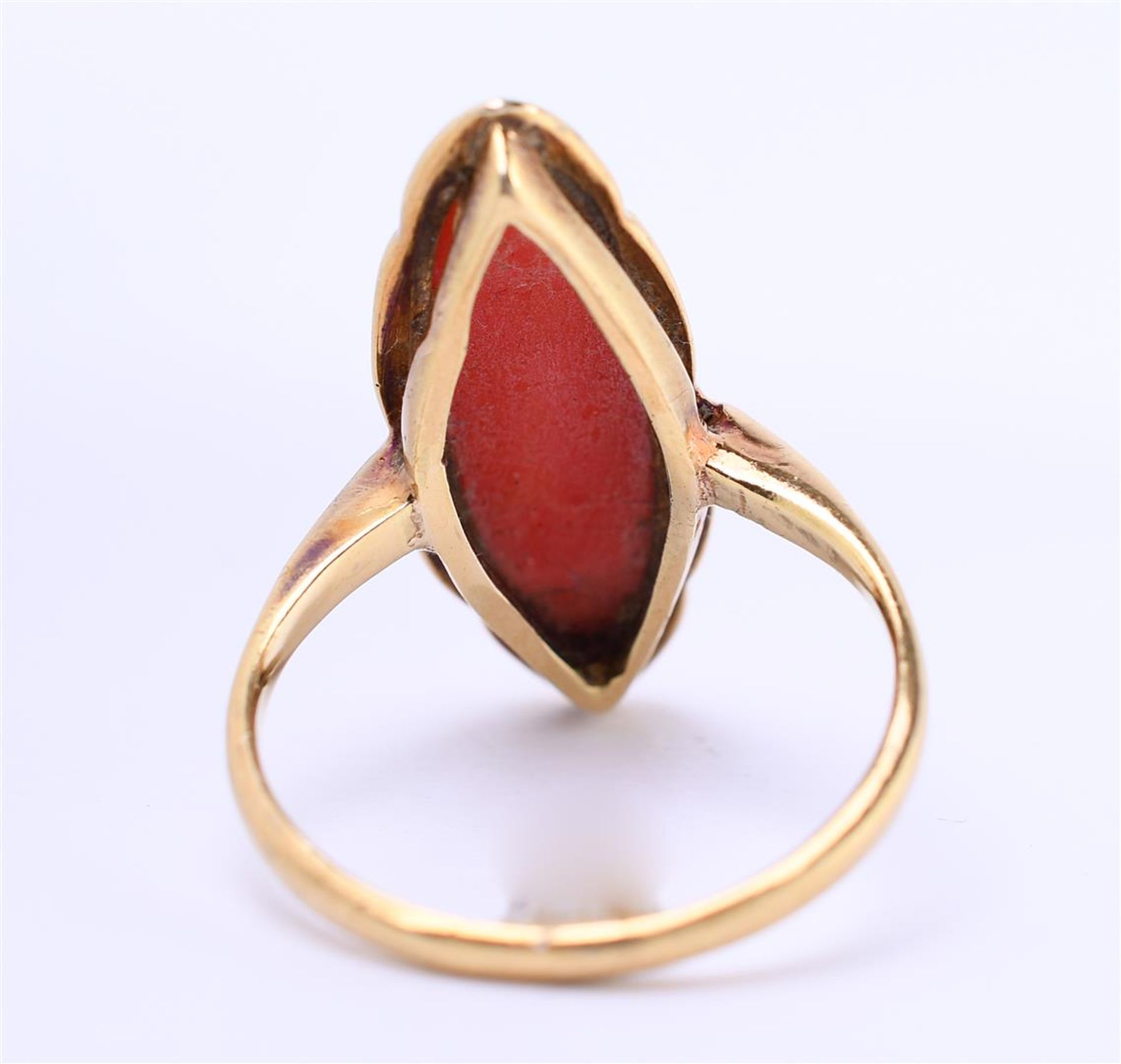 14 kt yellow gold scalloping set with marquise cut red coral. Ring size 50 / 16 mm - Image 3 of 4