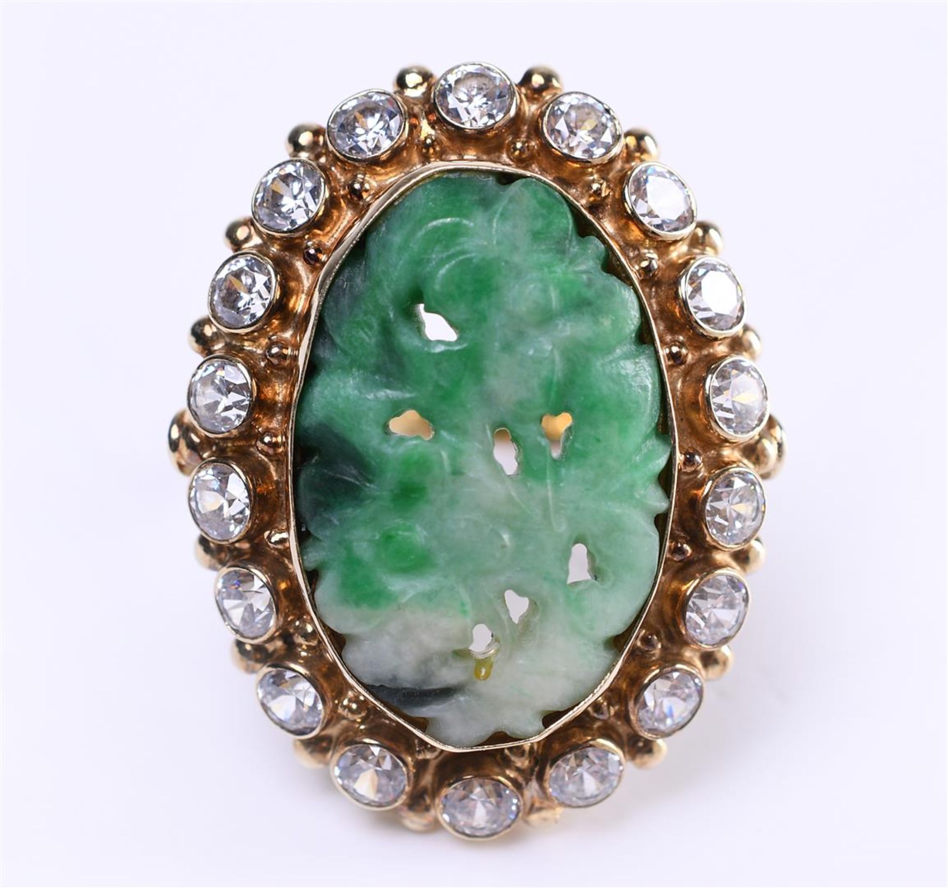 A yellow gold (14 kt) women's ring set with carved jade in the shape of flowers - Image 2 of 10