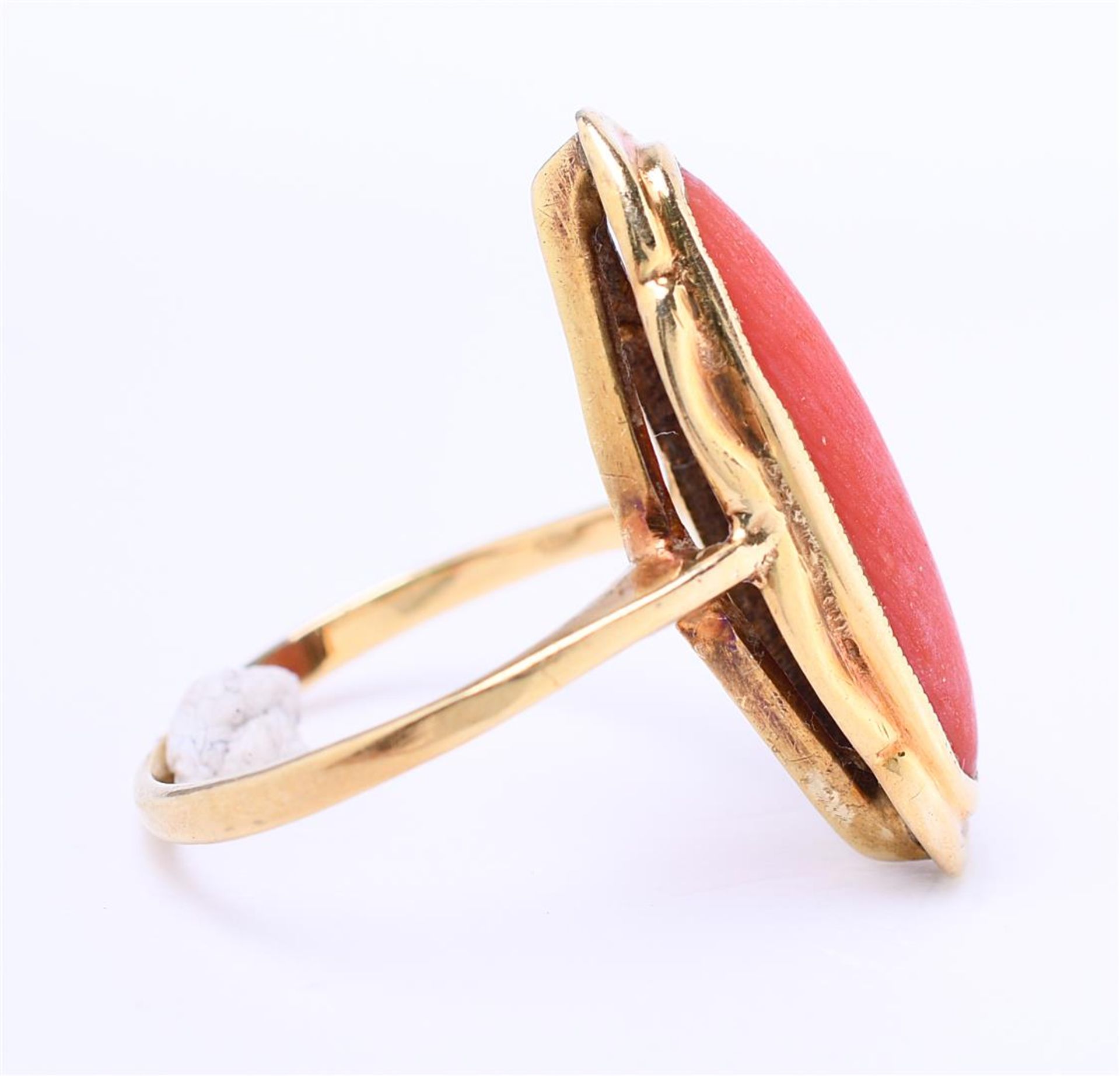 14 kt yellow gold scalloping set with marquise cut red coral. Ring size 50 / 16 mm - Image 4 of 4