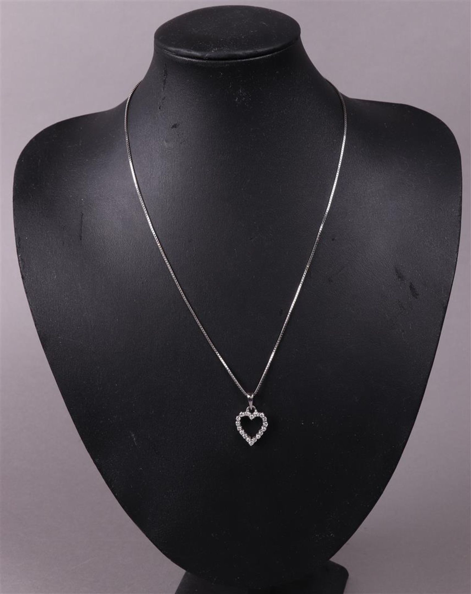 A white gold (14 kt) Ventian necklace with an open heart pendant (18 kt)