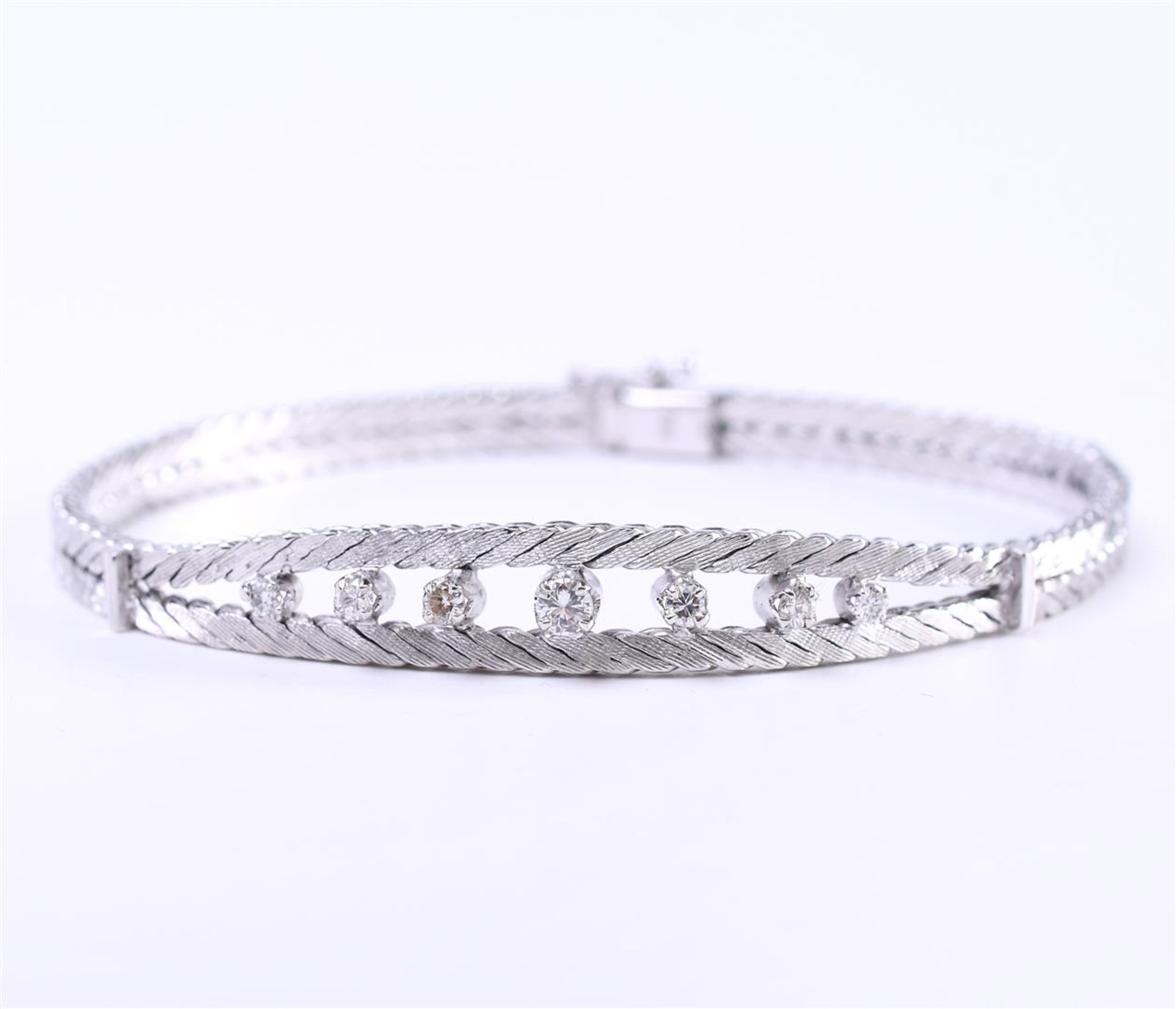 A white gold (14 kt) women's bracelet with a box clasp and safety eight