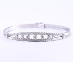 A white gold (14 kt) women's bracelet with a box clasp and safety eight