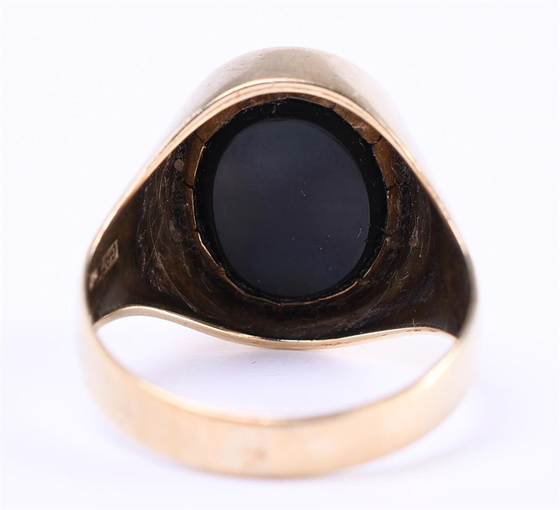14 carat yellow gold men's signet ring. Set with an oval cut onyx stone of approx. 1.2 cm - Bild 4 aus 5