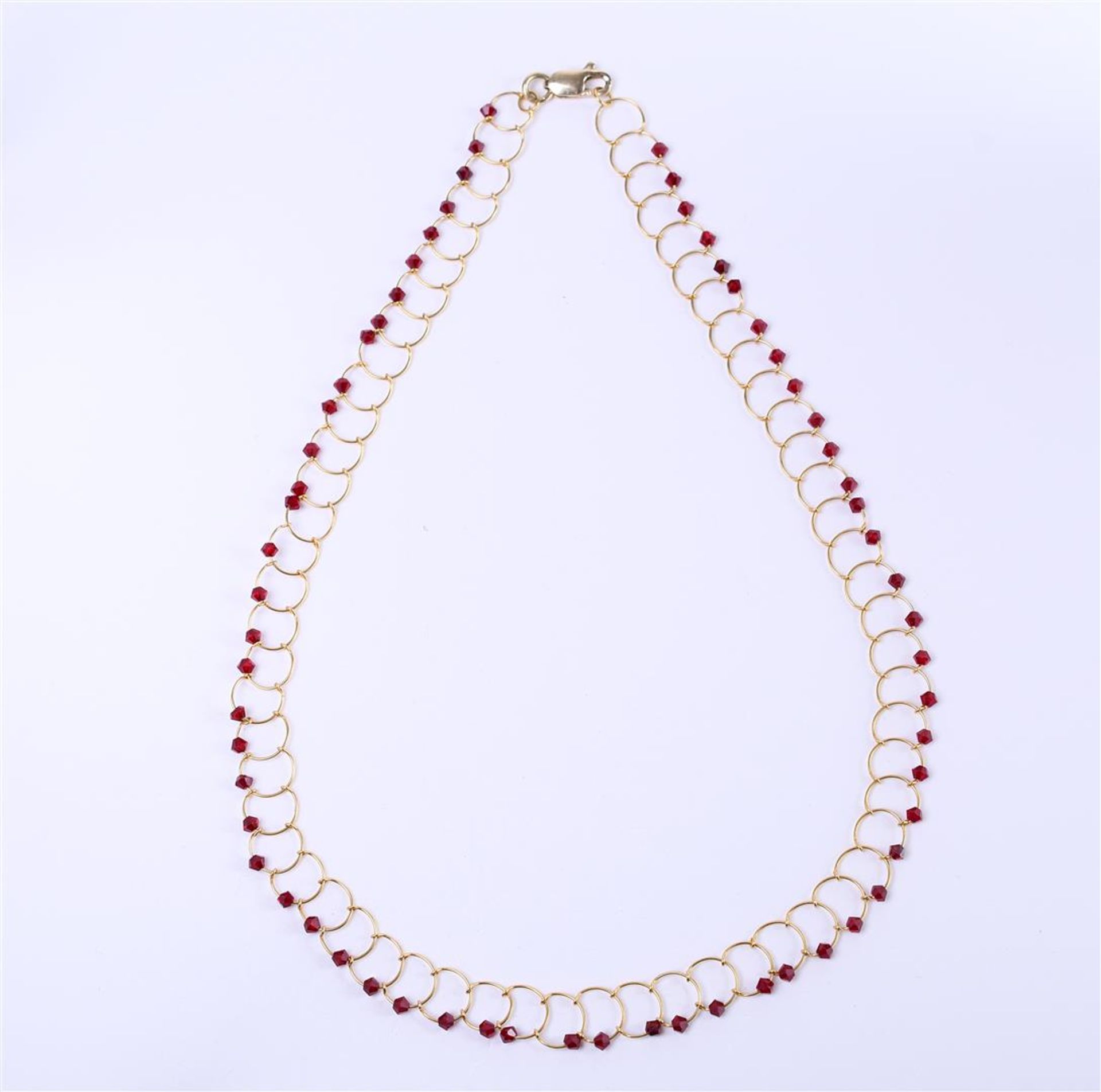 14 kt yellow gold wire necklace set with red crystal stones. Necklace length 41cm - Image 2 of 6