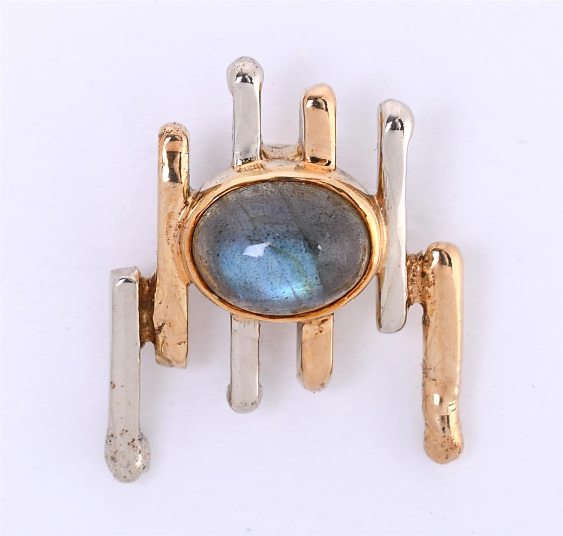 14 kt bicolor gold design pendant set with cabochon cut labradorite