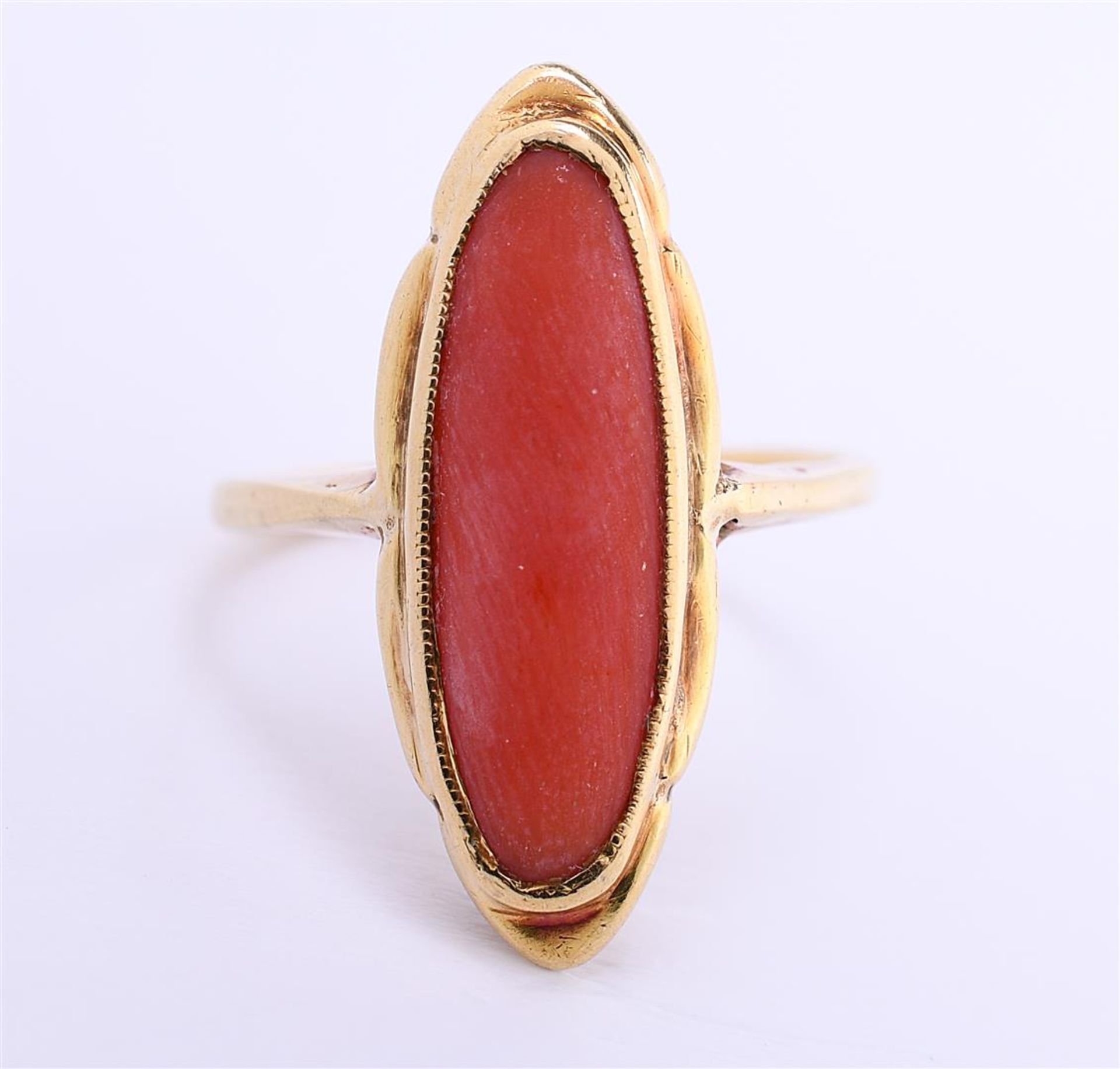 14 kt yellow gold scalloping set with marquise cut red coral. Ring size 50 / 16 mm