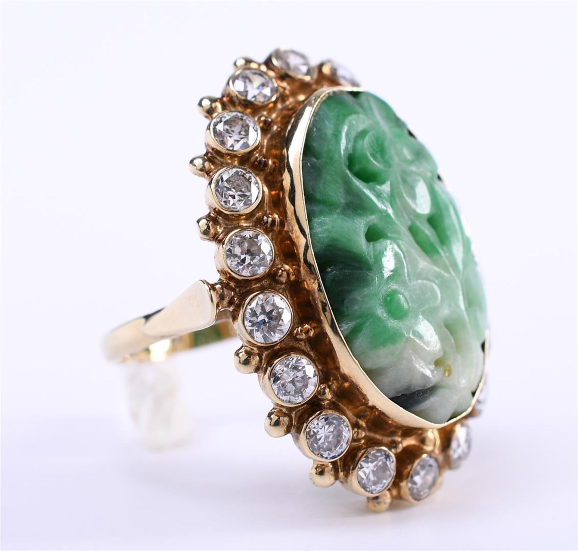 A yellow gold (14 kt) women's ring set with carved jade in the shape of flowers - Image 8 of 10
