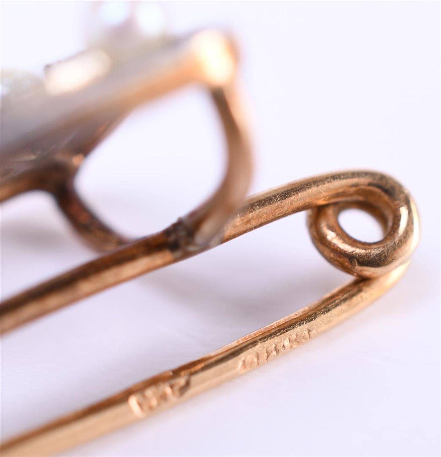 14 kt bicolor gold ladies brooch. Square model with elegant openwork - Image 2 of 4