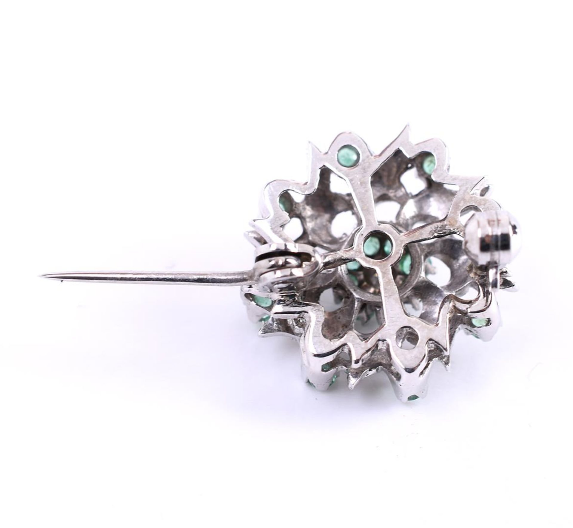 18 carat white gold cluster brooch, set with approximately 16 brilliant cut emeralds - Bild 4 aus 5