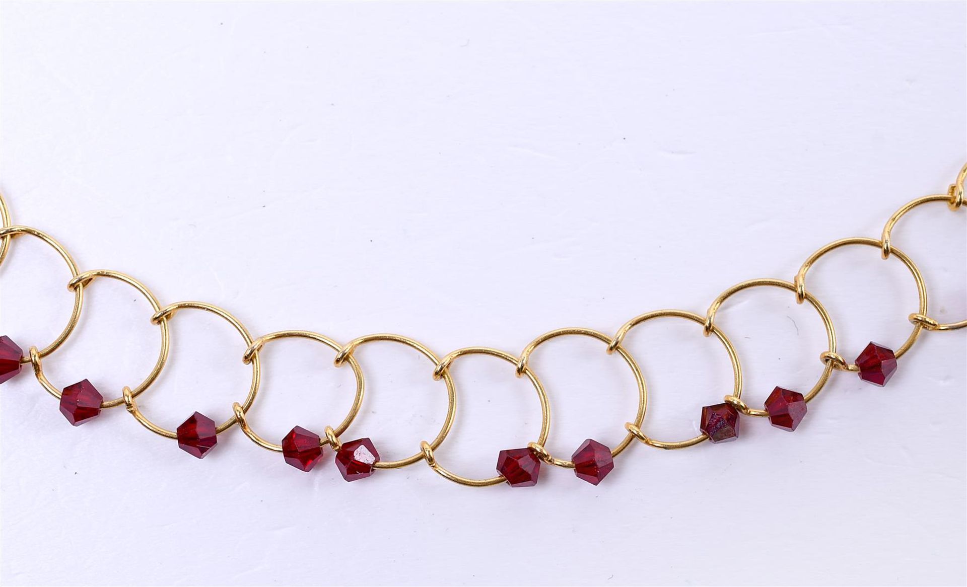 14 kt yellow gold wire necklace set with red crystal stones. Necklace length 41cm - Image 3 of 6
