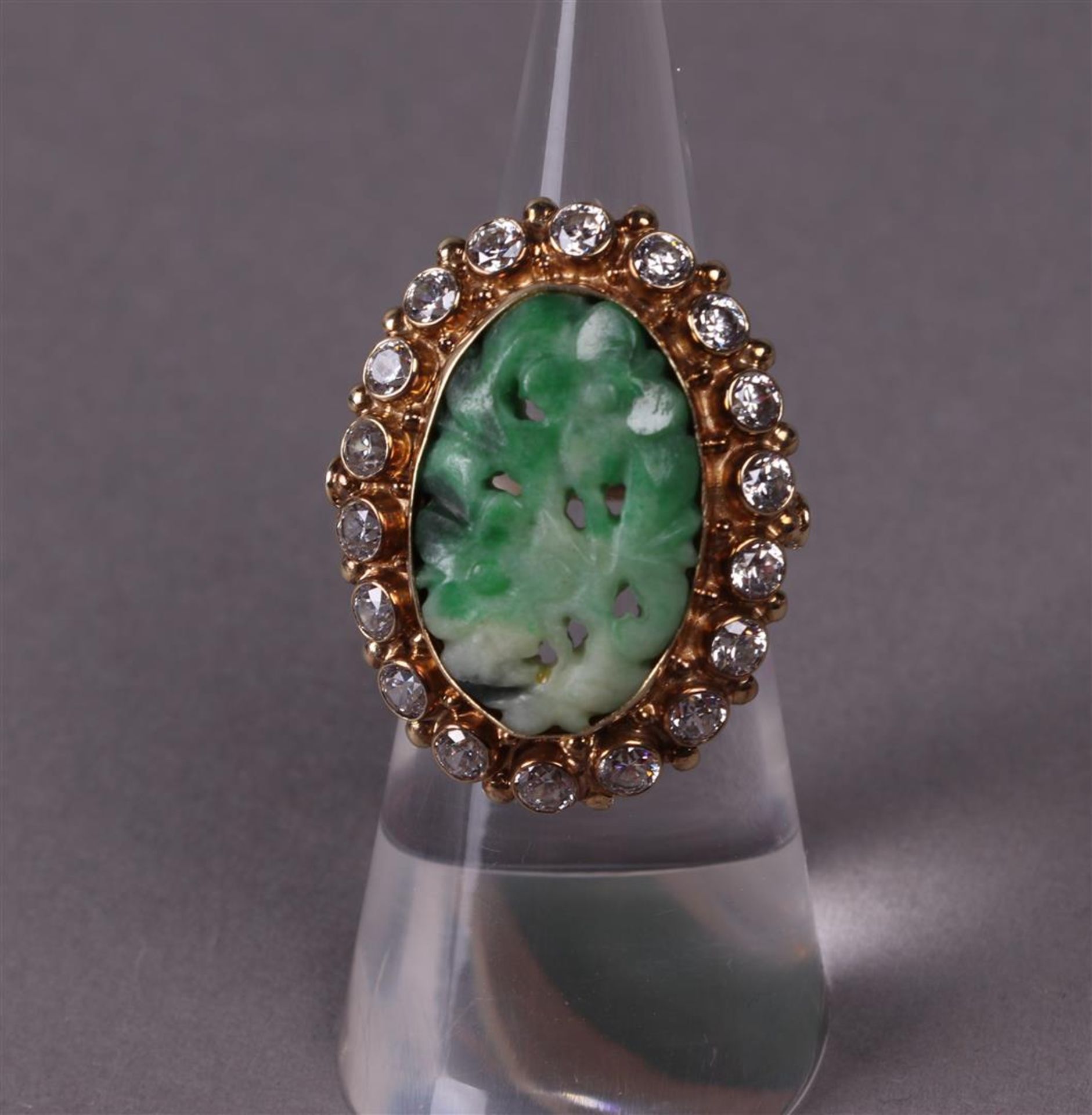 A yellow gold (14 kt) women's ring set with carved jade in the shape of flowers - Bild 3 aus 10