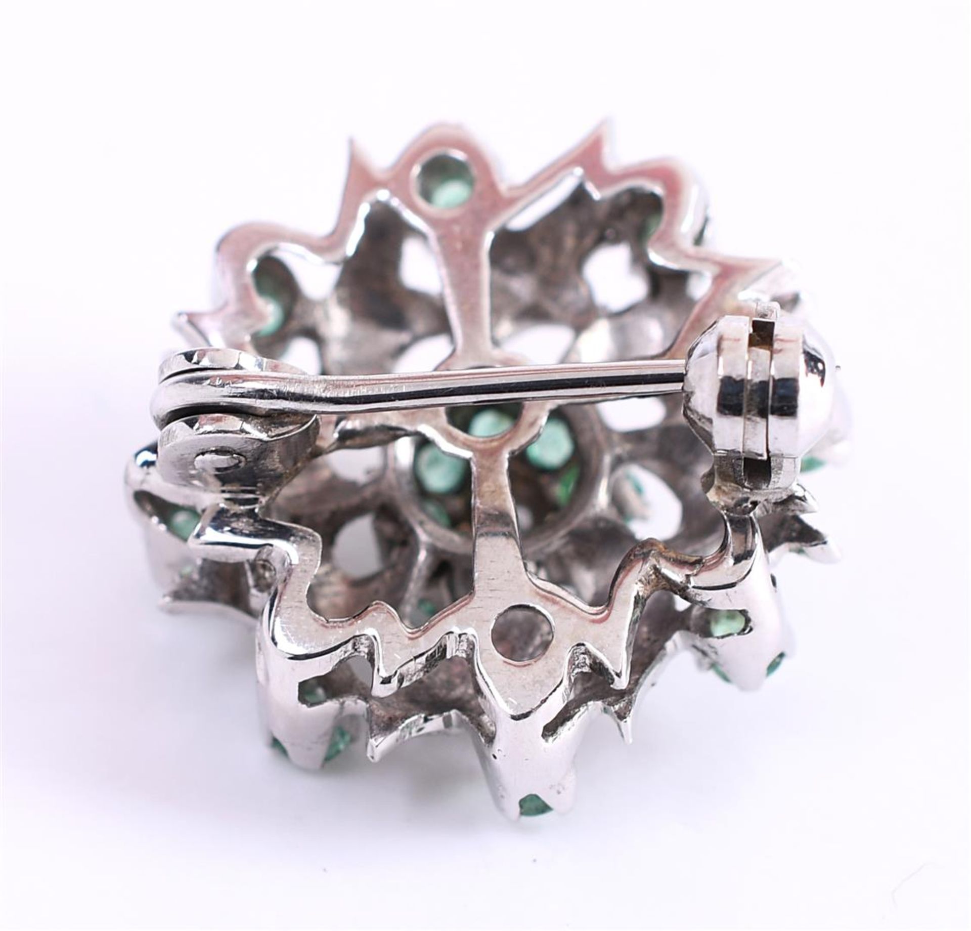 18 carat white gold cluster brooch, set with approximately 16 brilliant cut emeralds - Bild 5 aus 5