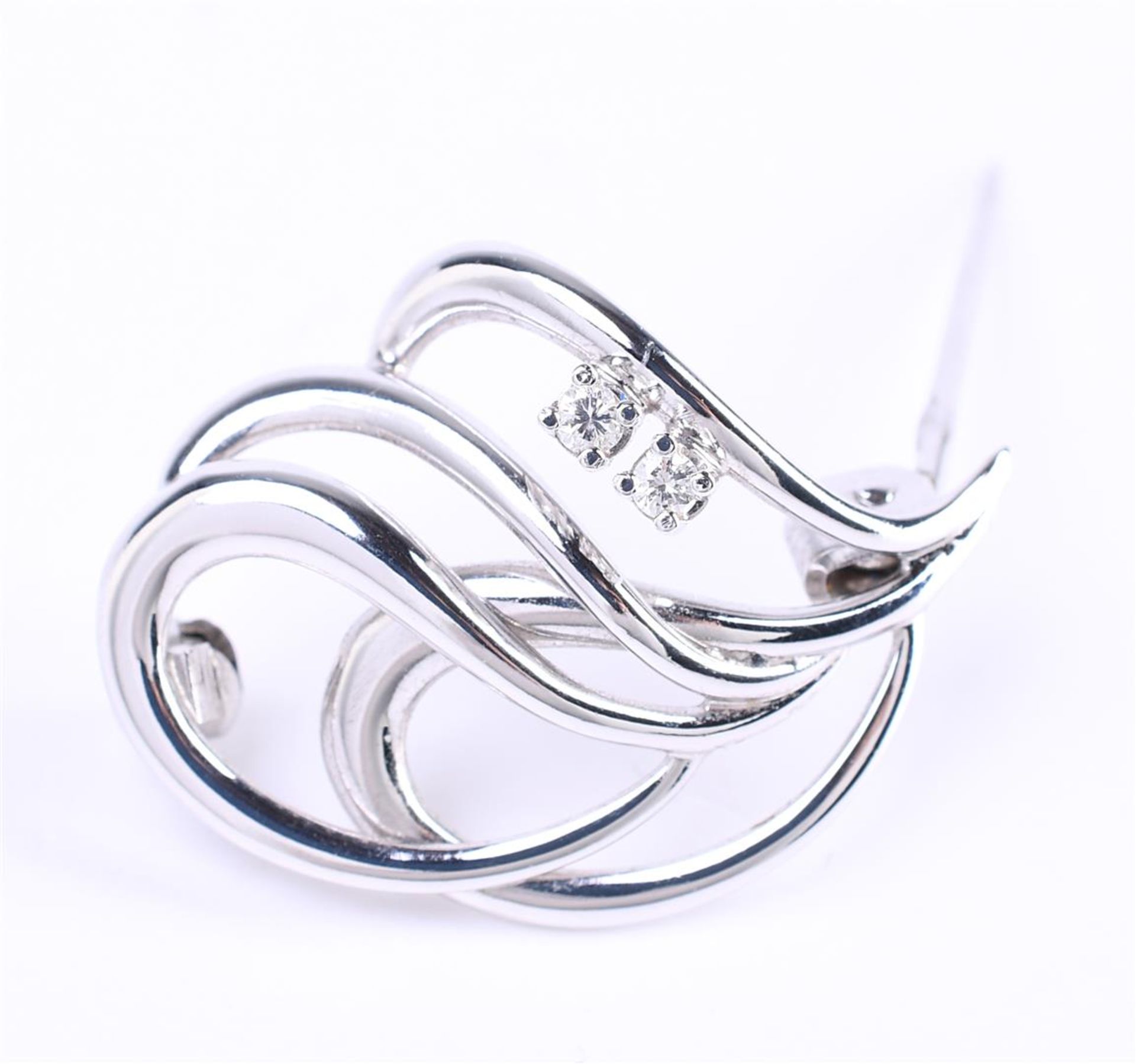 14 carat white gold ladies brooch set with 2 brilliant cut diamonds of approx. 0.02 ct