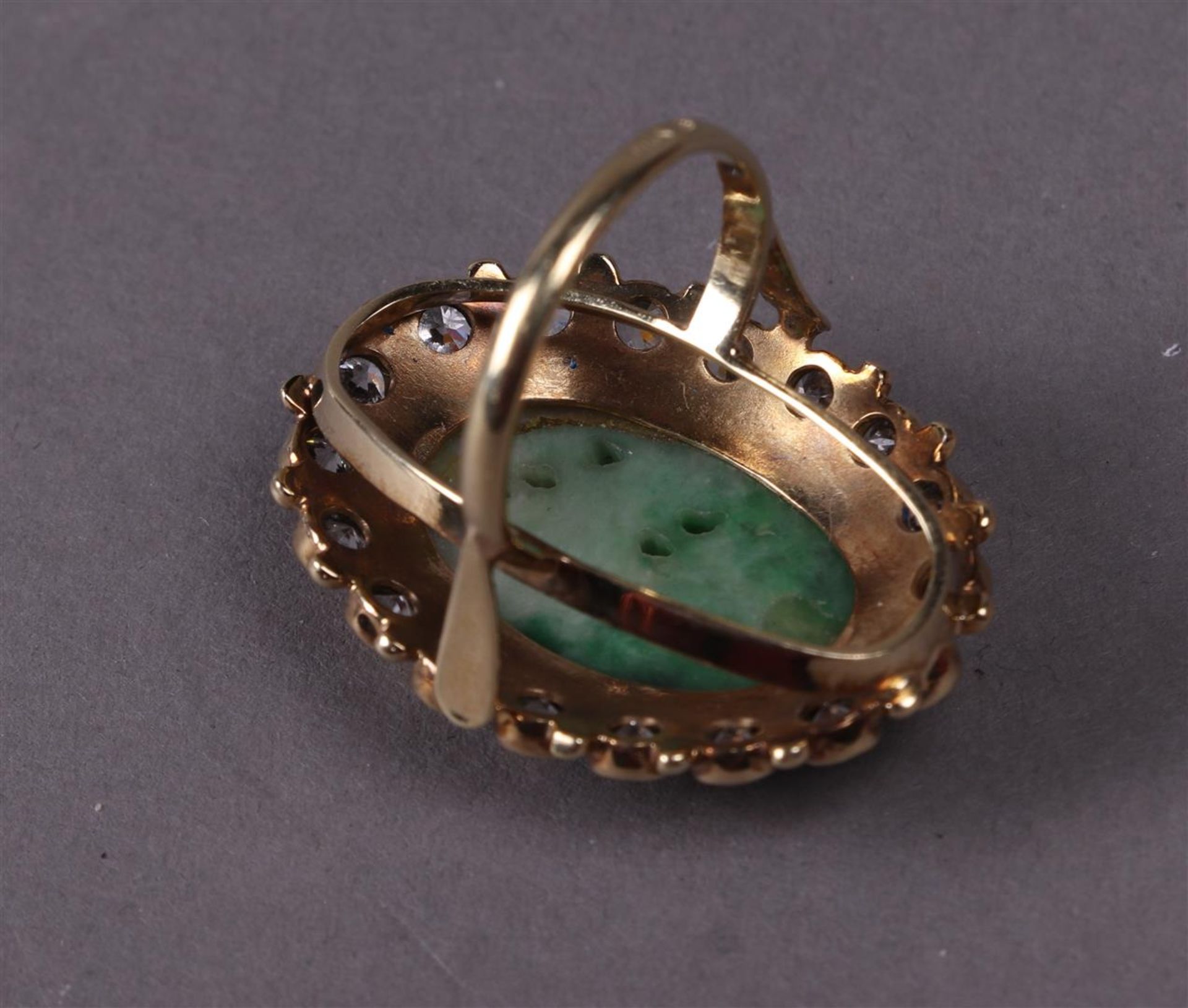 A yellow gold (14 kt) women's ring set with carved jade in the shape of flowers - Image 5 of 10