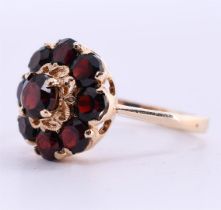 14kt rose gold rosette ring set with old European cut garnet. Of which 1 of 0.50ct