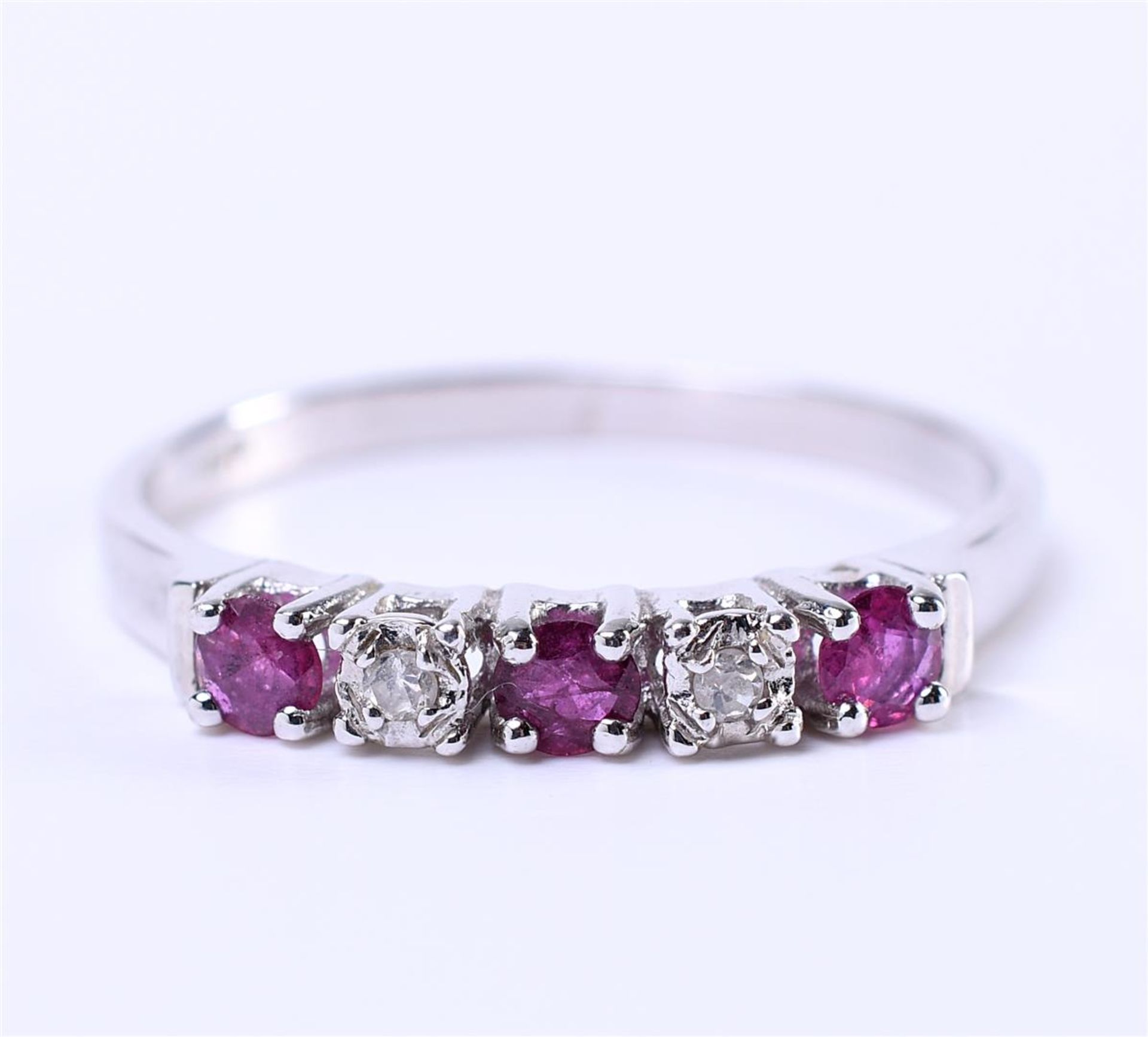 14kt white gold row ring set with ruby and diamond. Of which 2 single cut diamonds - Image 4 of 6