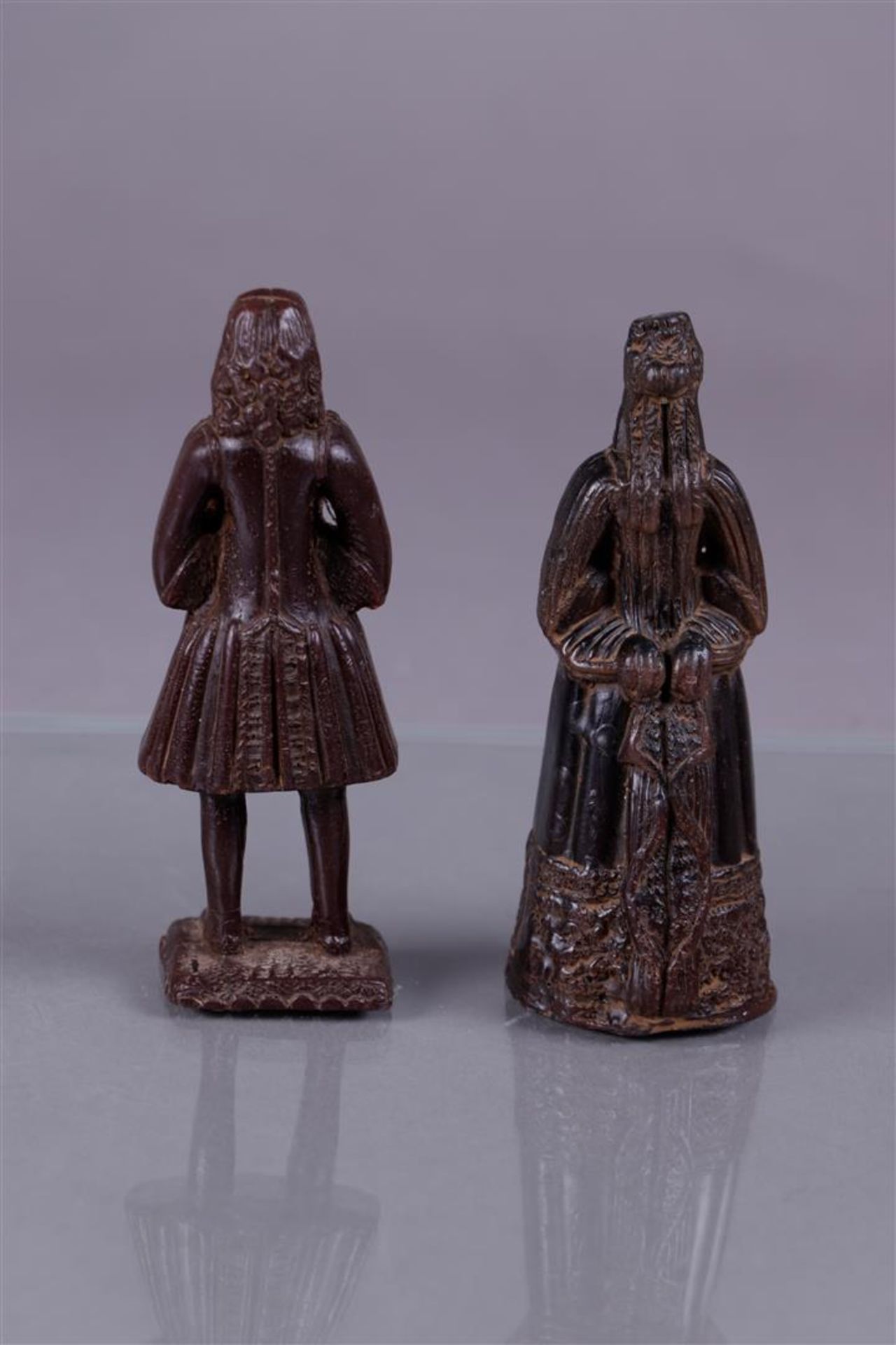 A lot of two wedding figures made in wax, 18th century clothing in wax. Early 19th century.
13 cm. - Image 3 of 5