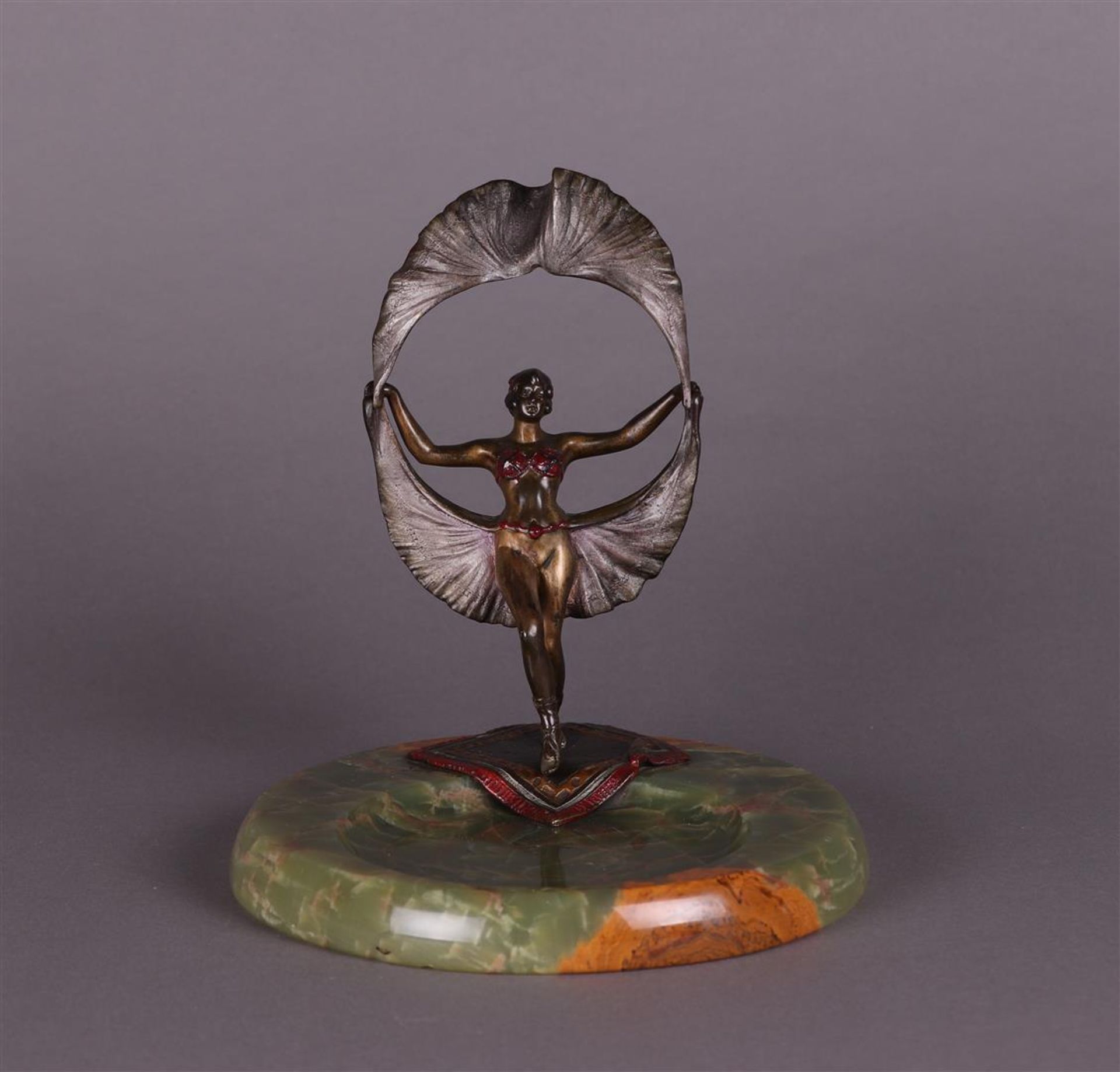 A cold-painted erotic "Viennese" bronze of a belly dancer on a marble dish (vide poche). Marked "Aus - Bild 2 aus 3