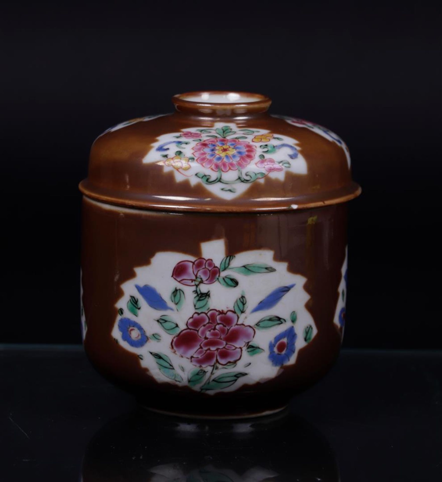 A porcelain Famille-Rose sugar jar with lid, leaf/bed decor. China, Qianlong.
H. 14 cm.
