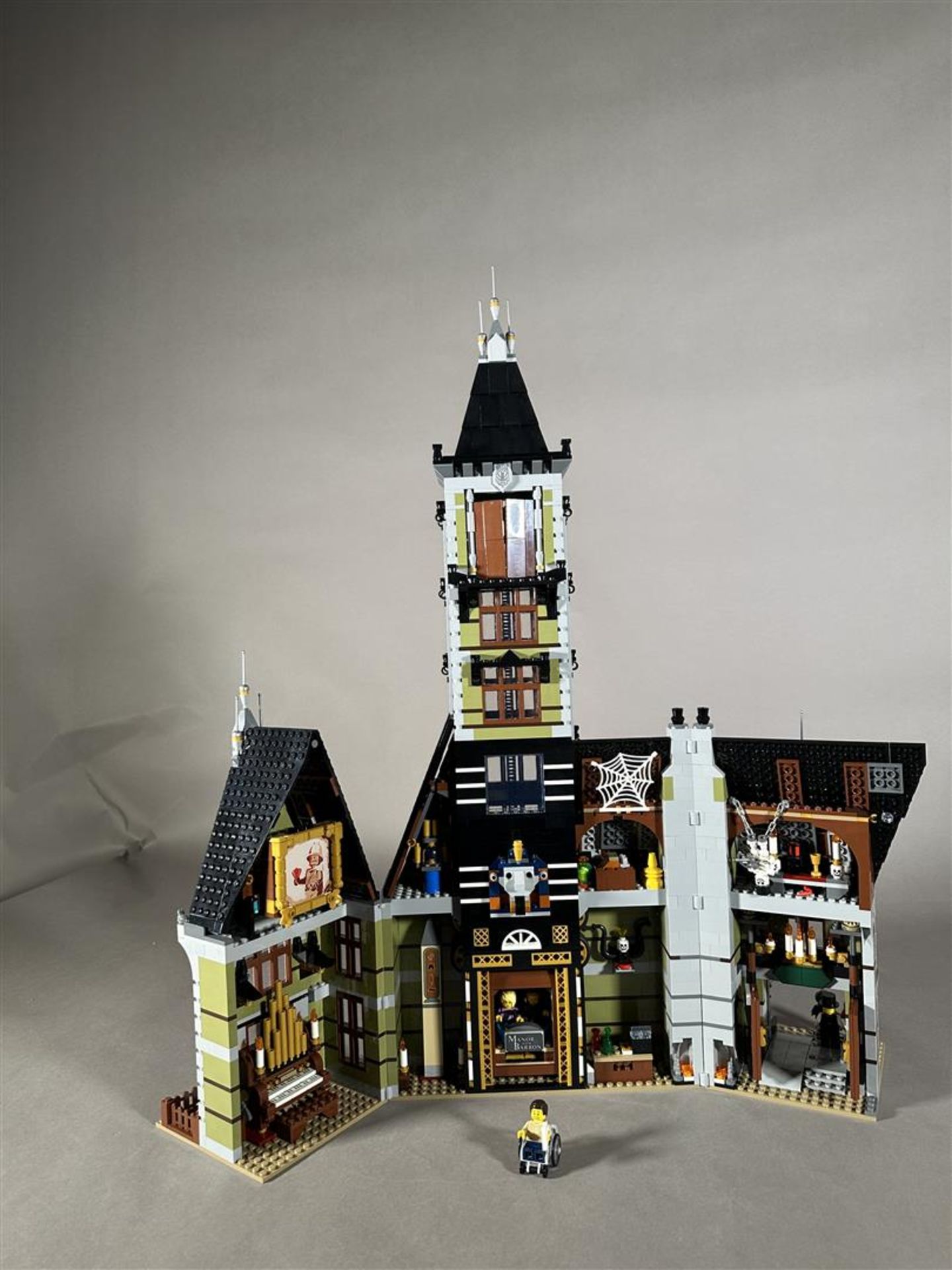 Lego Creator Expert Haunted House - 10273 - Image 2 of 4