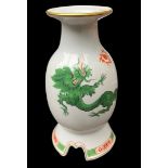 A porcelain candlestick with green dragon decor. Meissen, 20th century.
H. 12 cm.