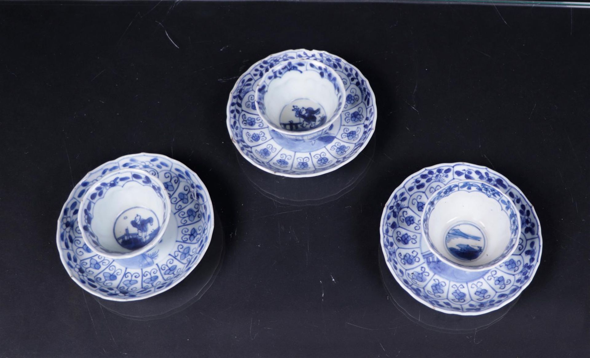 Three blue/white cups and saucers, 2 figures at the table with more decor. China, Qianlong.
Diam. 11 - Image 2 of 3