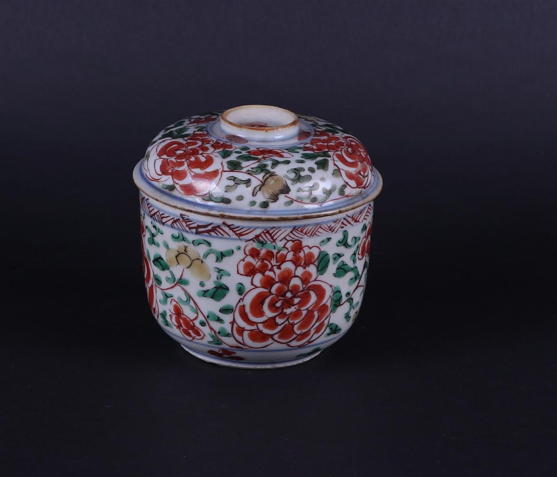 A porcelain Famille Verte lidded jar with flattened lid, and with floral decor. China Kangxi/Yongzhe