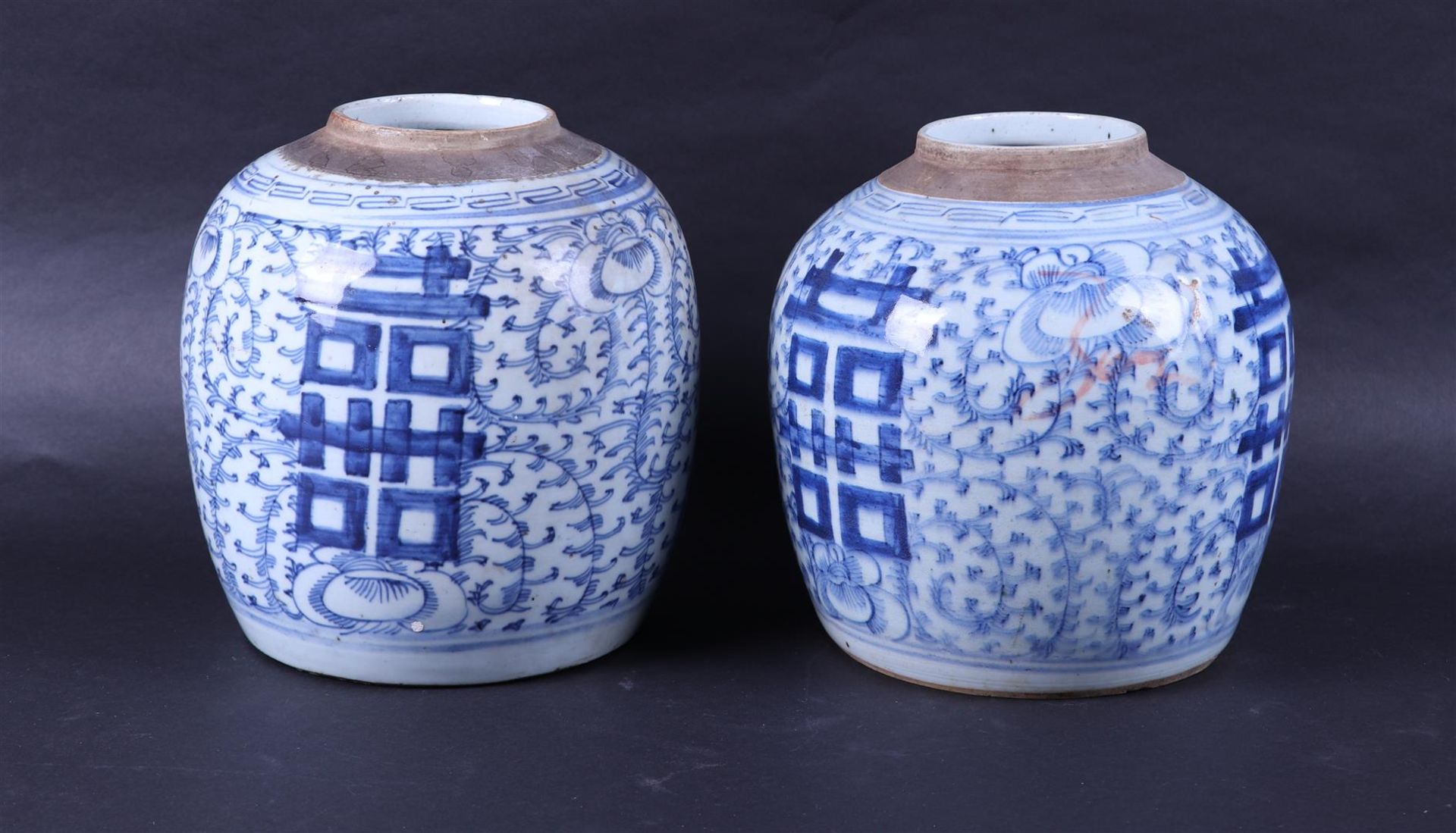 Two porcelain storage jars with double happiness decor, seal mark on the bottom. China, 19/20th cent - Bild 2 aus 5