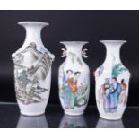 A lot of three porcelain vases decorated with various figures and a landscape. China, Republic.
H. 2