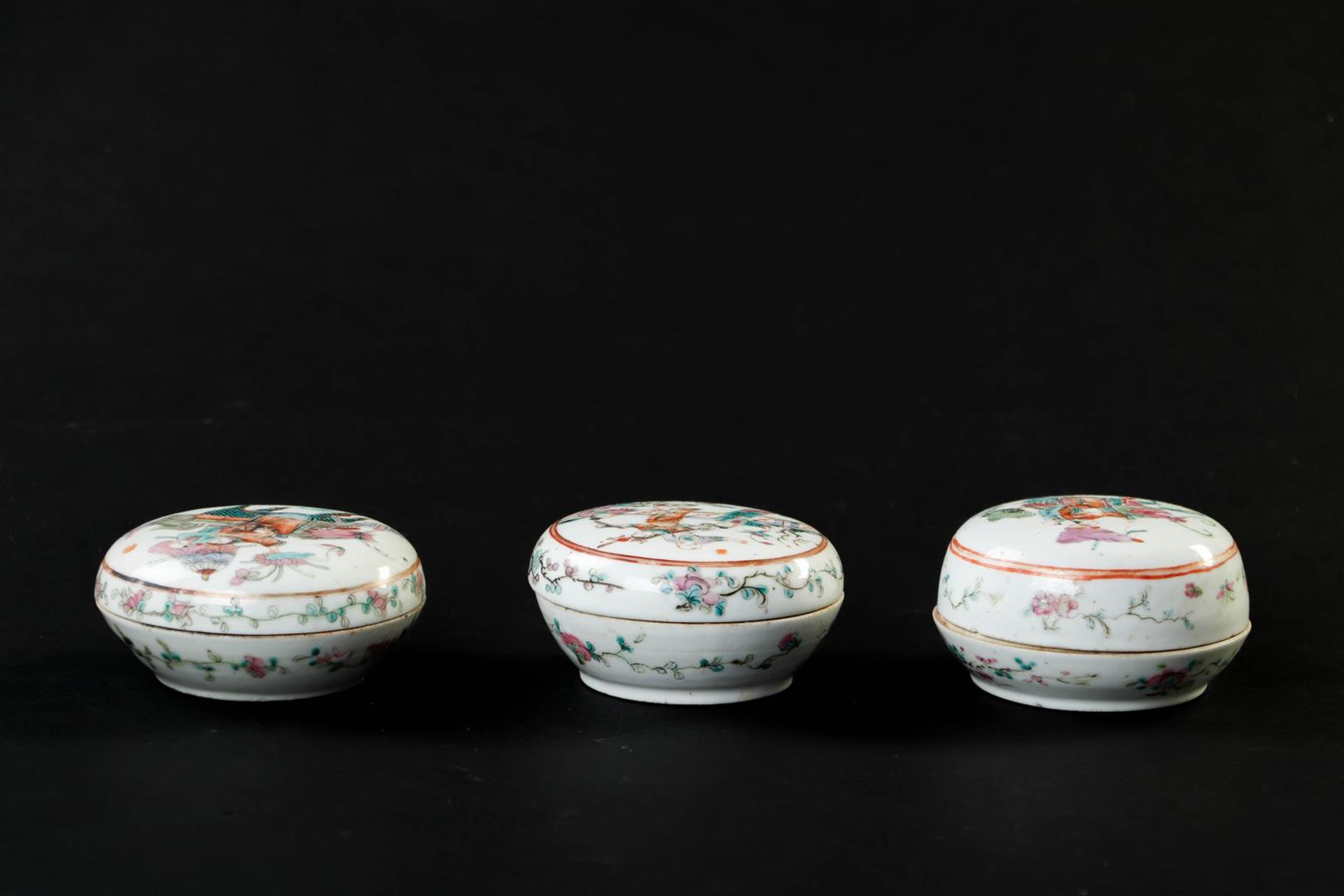 A lot of three porcelain lidded boxes decorated with, among other things, Qilin's and figures. China - Image 2 of 4
