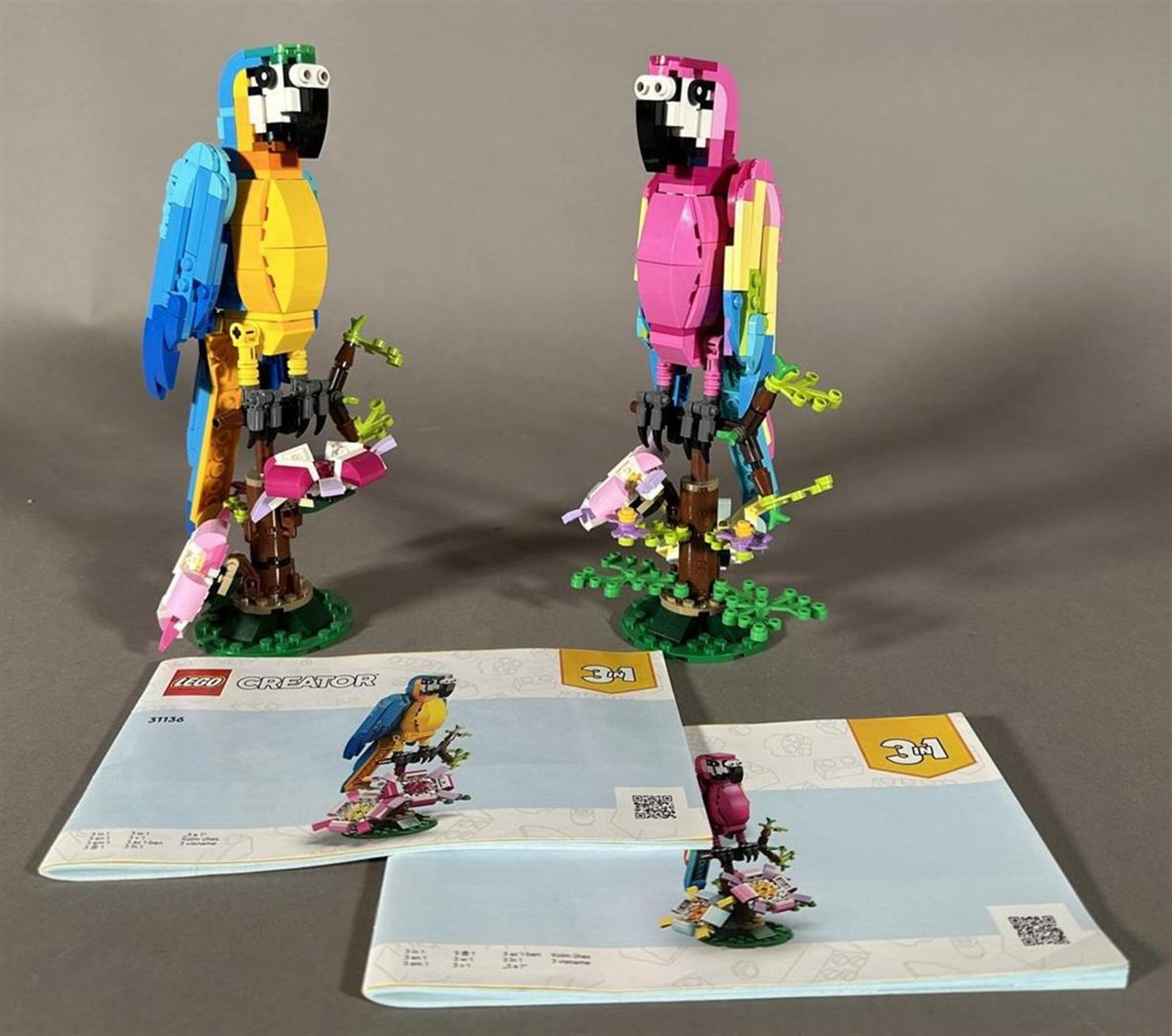 Lego creator 'blue' exotic parrot 31136; Lego creator 'pink' exotic parrot 6442319. (2x)