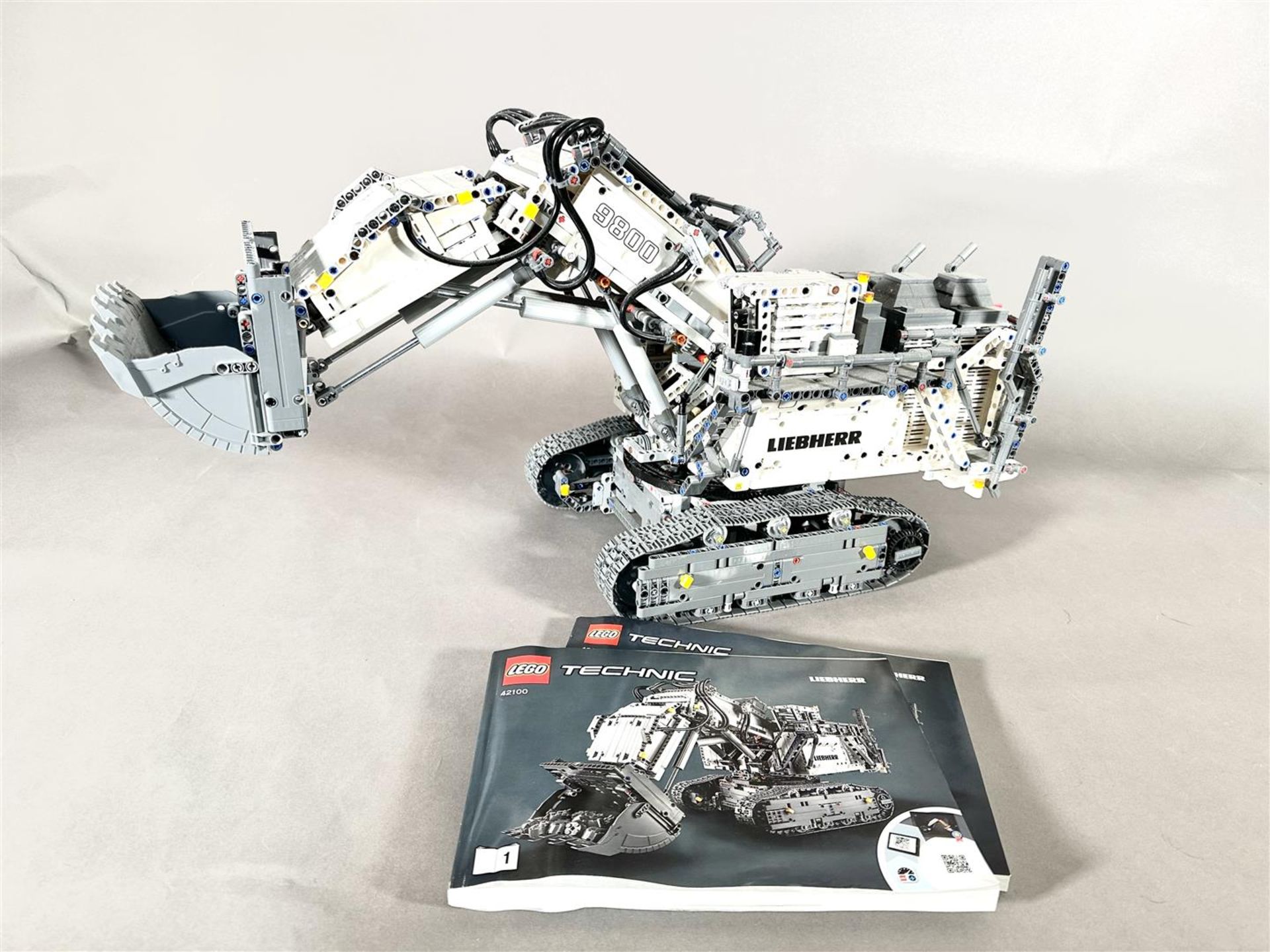LEGO Technic Liebherr R 9800 Excavator - 42100