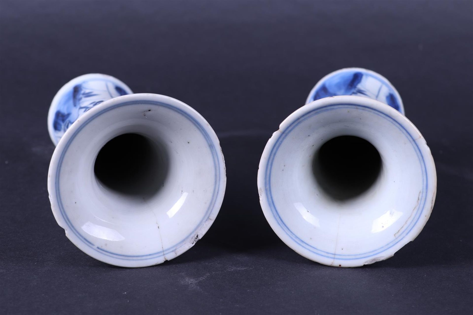 A set of two porcelain cup vases with floral decor in beds. China, Kangxi.
H. 14 cm. - Image 4 of 4