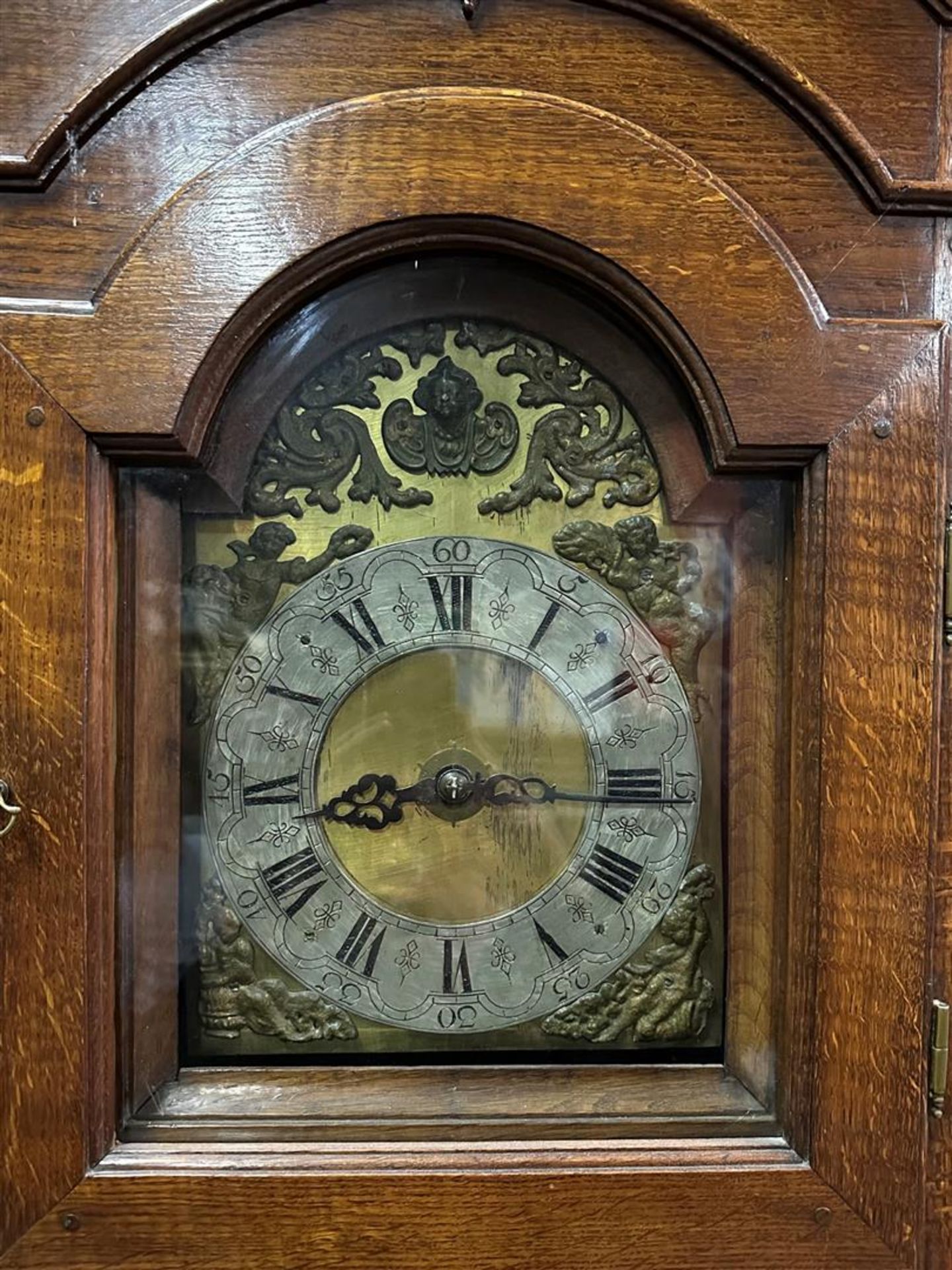 A grandfather clock with atlas and fama images. Simple timepiece.
H.: 278 cm. - Image 2 of 2