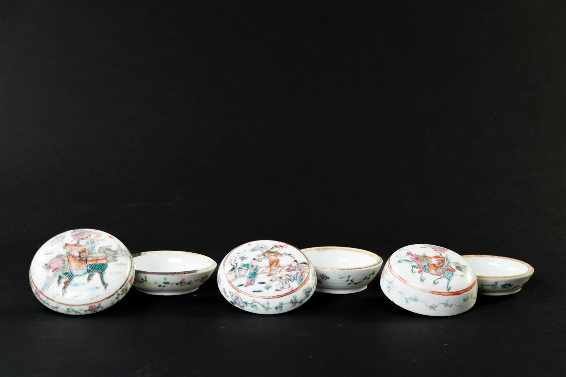A lot of three porcelain lidded boxes decorated with, among other things, Qilin's and figures. China - Image 3 of 4