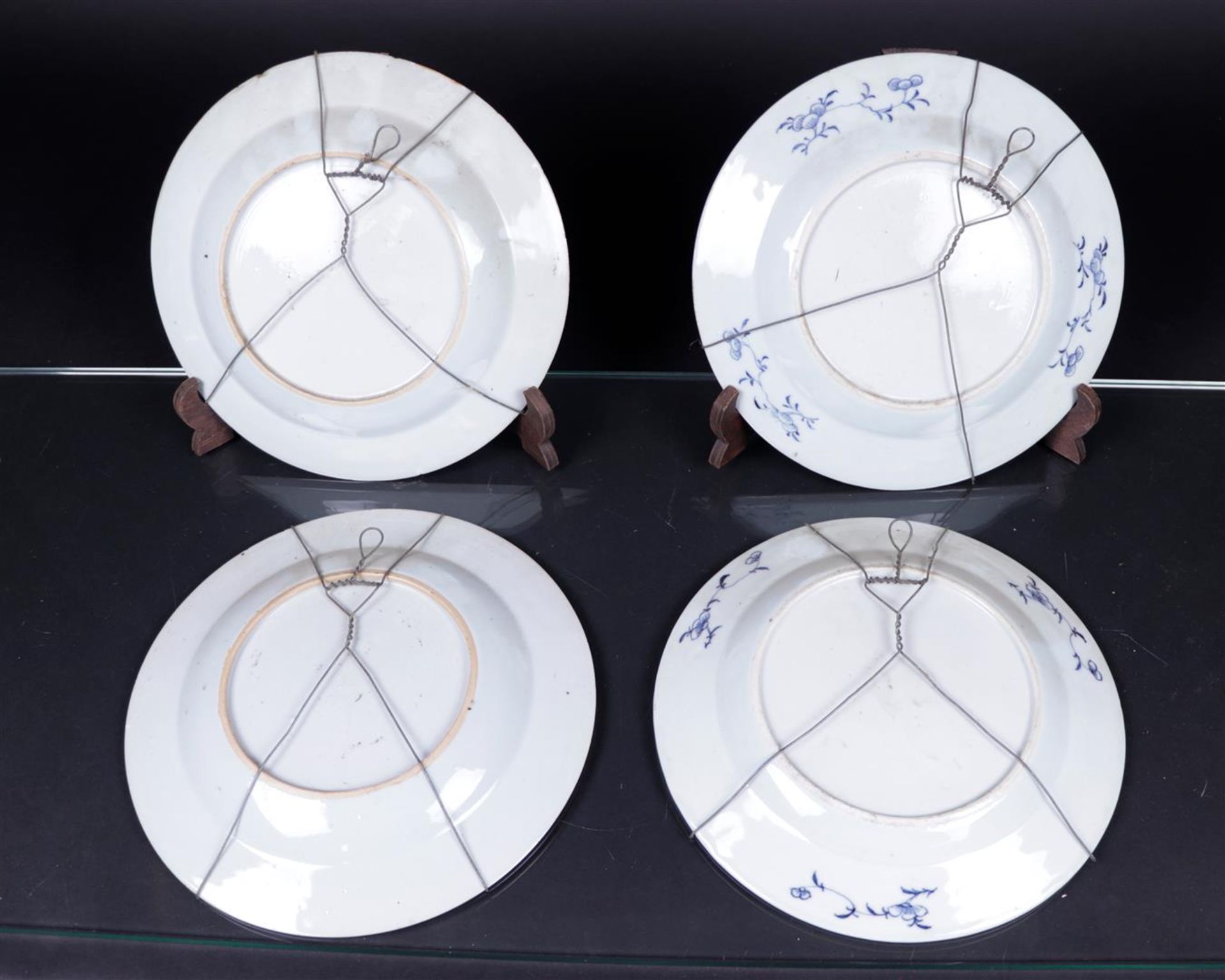 A lot of two sets of blue-white plates. China, 18th century. - Bild 2 aus 2