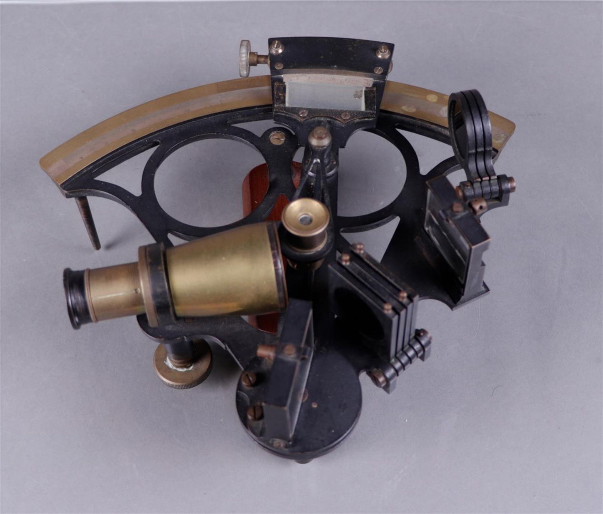A ship's sextant in original case. Rotterdam, early 20th century.
28 x 25 cm. - Image 8 of 8