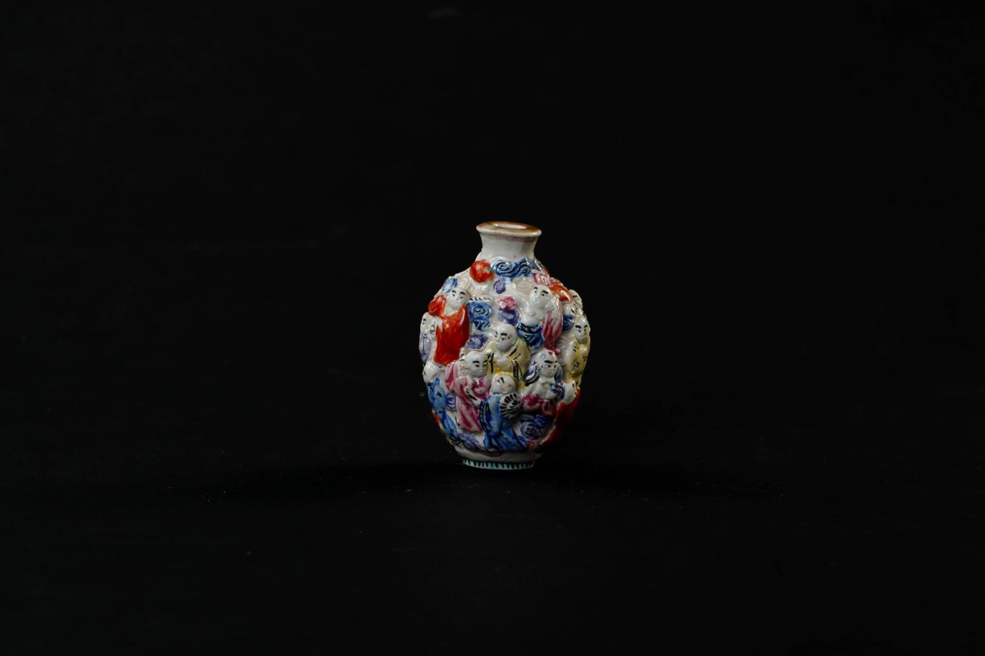 A porcelain snuff bottle famille rose / polychrome relief decor philosophers, bottom four-mark Qianl - Image 3 of 6