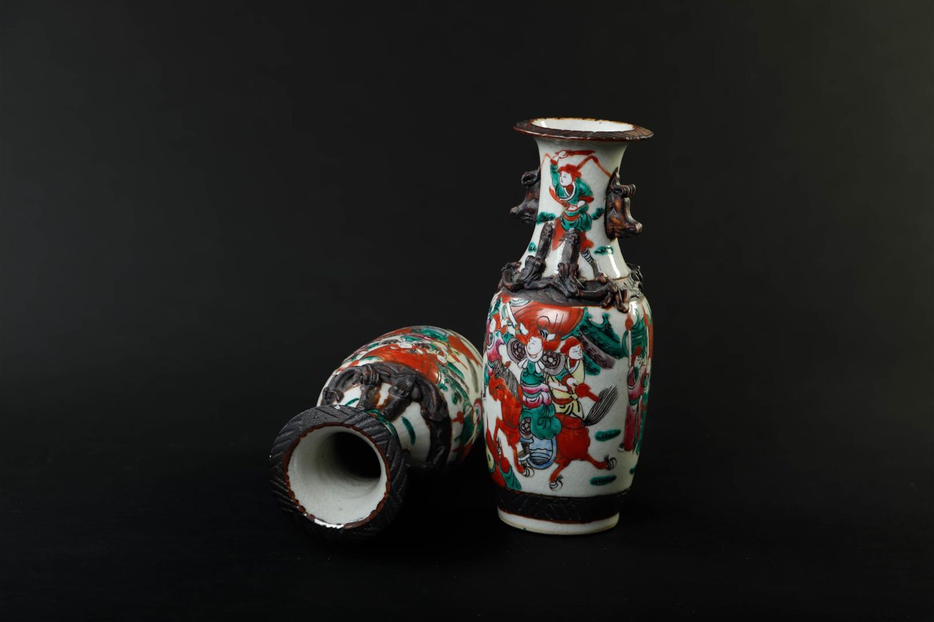 A pair of Nanking earthenware vases decorated with various figures. China, 19th century.
H. 25 cm. - Image 6 of 6