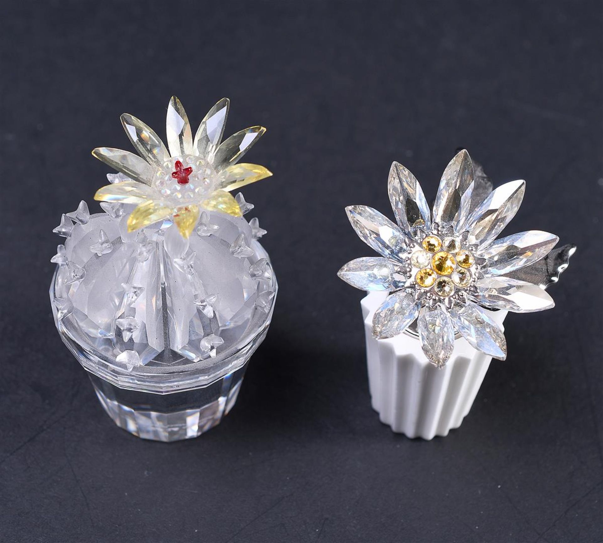 Swarovski, lot of three flowers. In original box. - Image 2 of 4