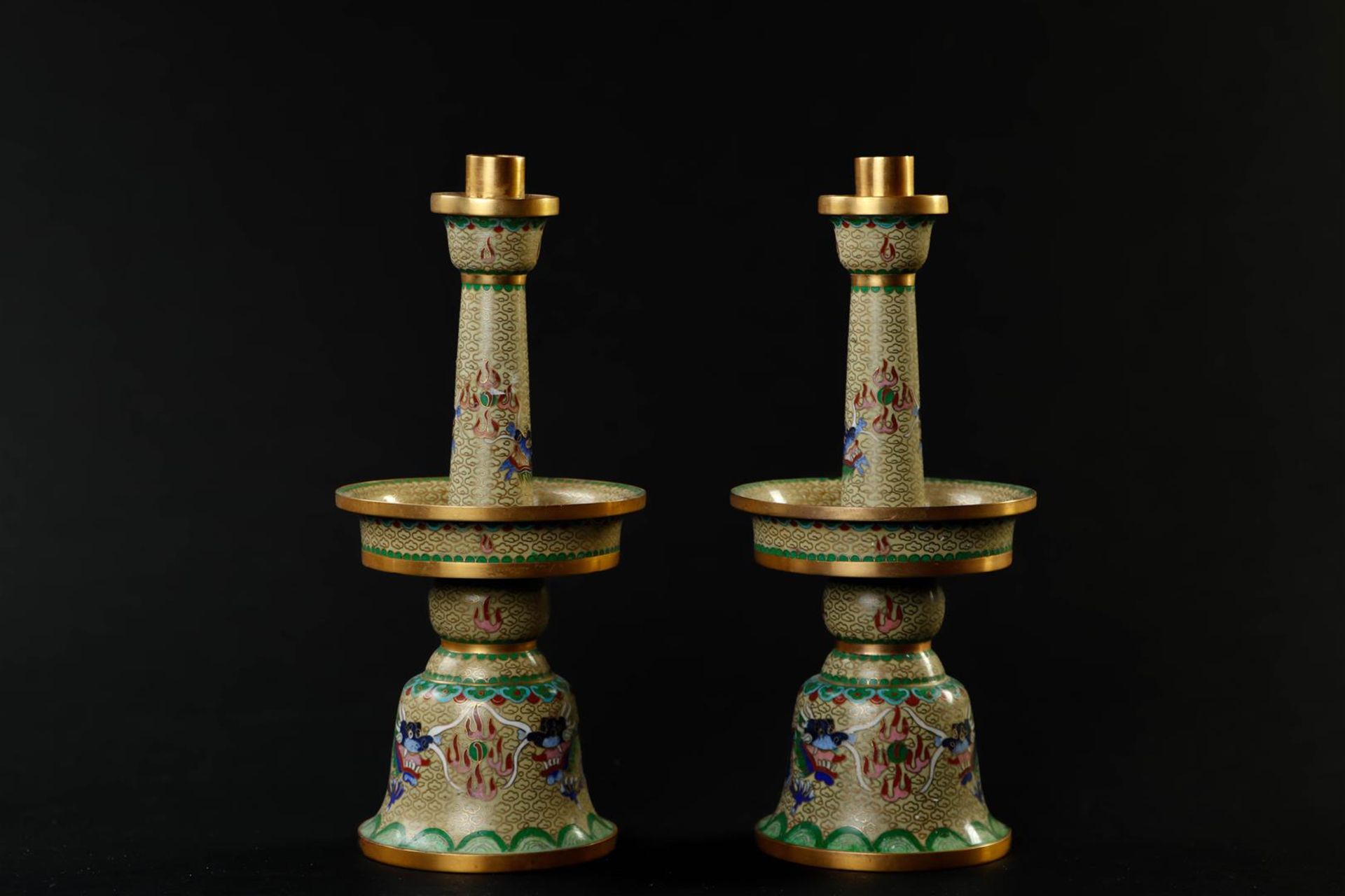 A pair of cloisonne candlesticks decorated with dragons. China, 20th century.
H. 27 cm. - Bild 2 aus 5