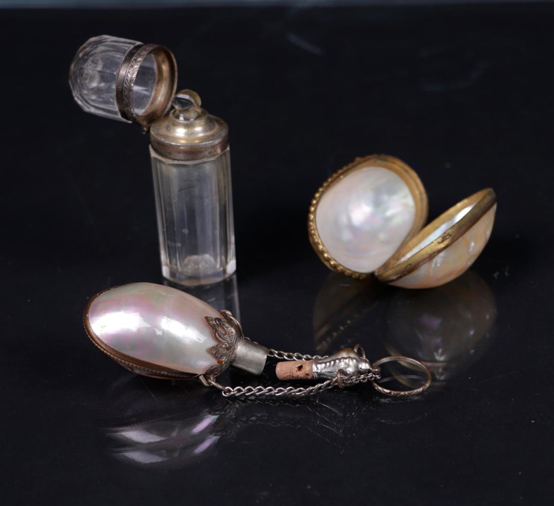A lot consisting of (2) perfume bottles and a pill box, (2) of which are made of mother-of-pearl. Al - Bild 2 aus 3