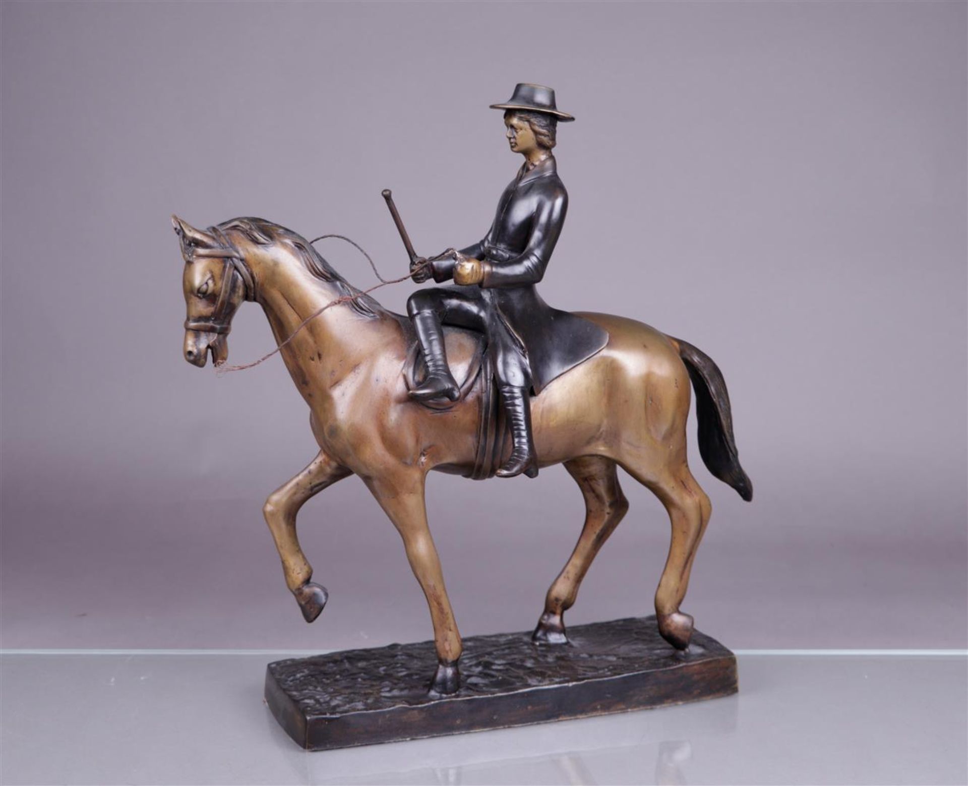 A bronze of an amazon on horseback, 20th century.
H.: 45 cm.
