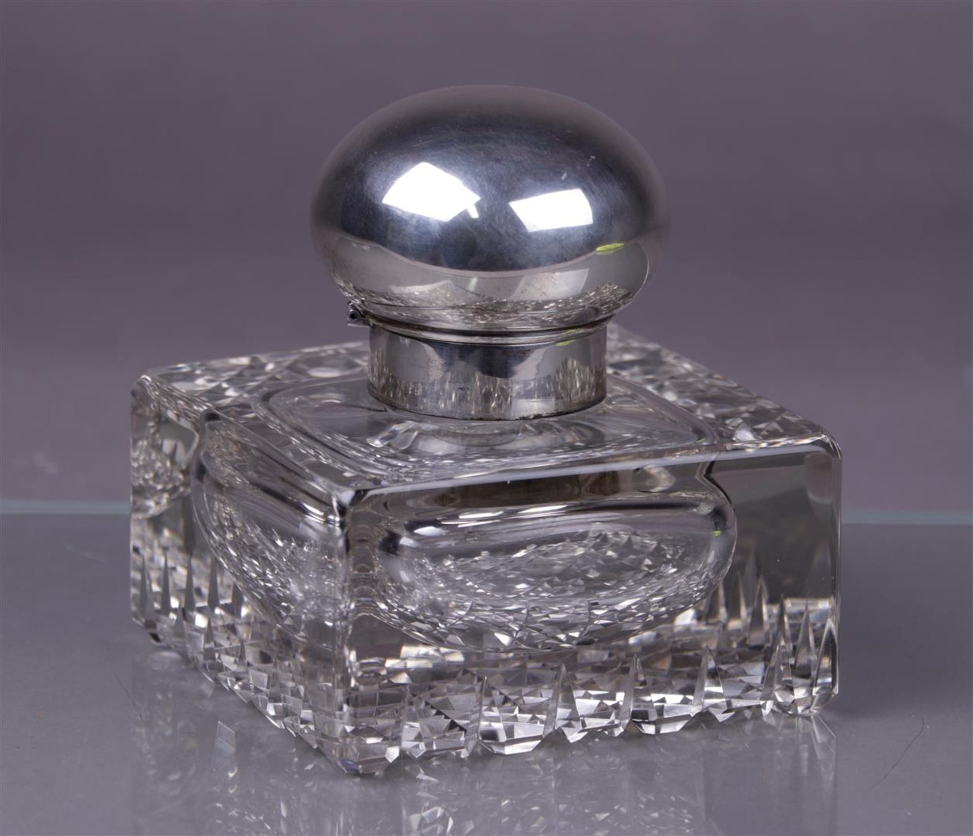 A large crystal inkwell with silver cap, marked 800 and Zaun. 1st half 20th century.
14 x 14 x 14 cm