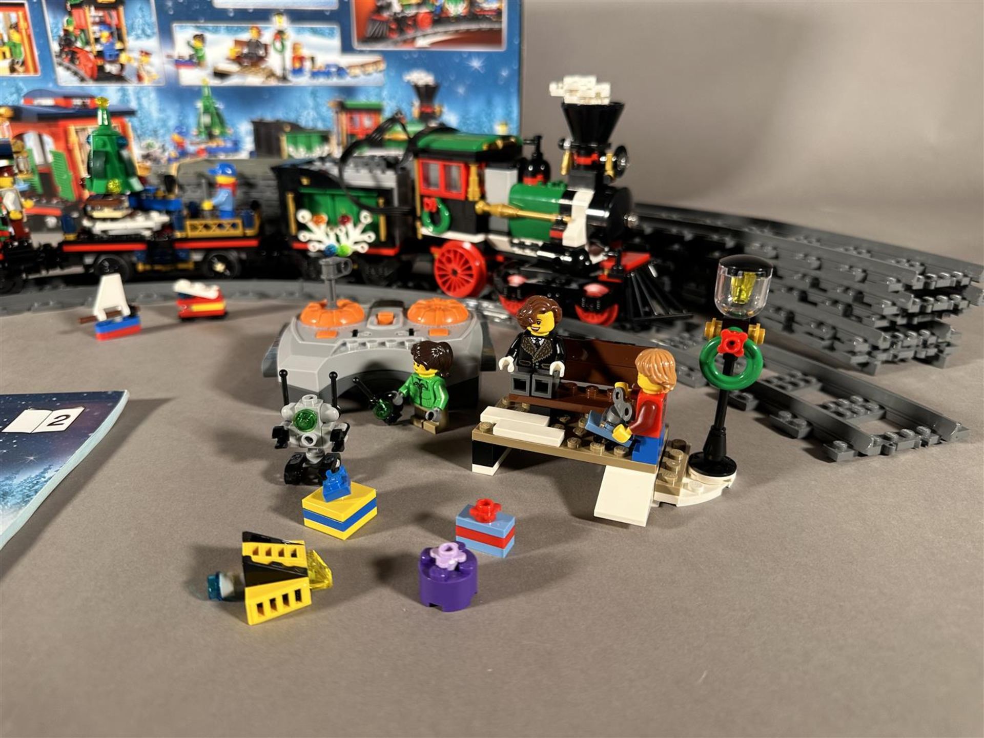 LEGO 10254 Winter Holiday Train. - Bild 2 aus 3