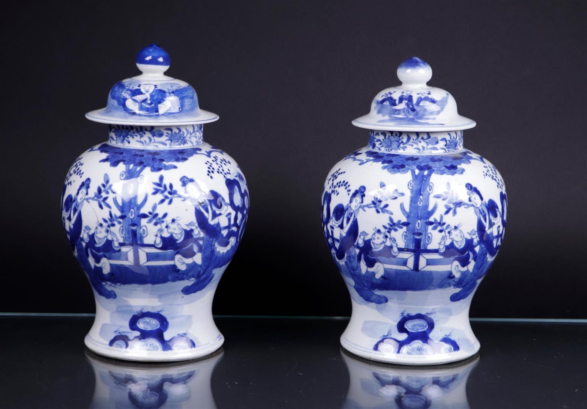 Two porcelain cupboard vases with frosted and crazy decor. China, 19th century.
H. 31 cm.