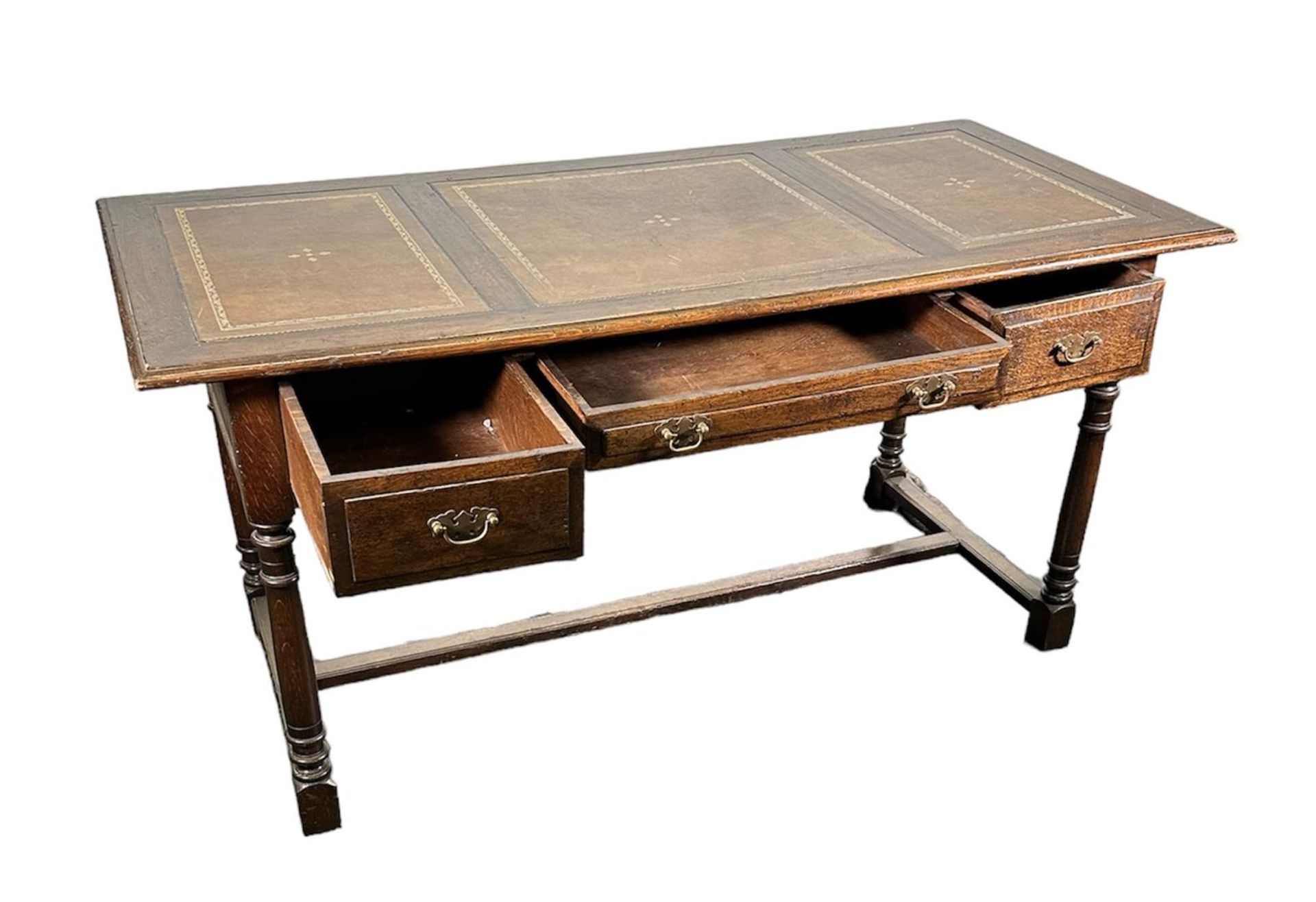 A 19th century desk with three drawers and leather inlay.
80 x 160 x 80 cm.