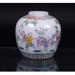 A porcelain ginger jar, Famille-Rose. China, 19th century.
H. 16 cm.
